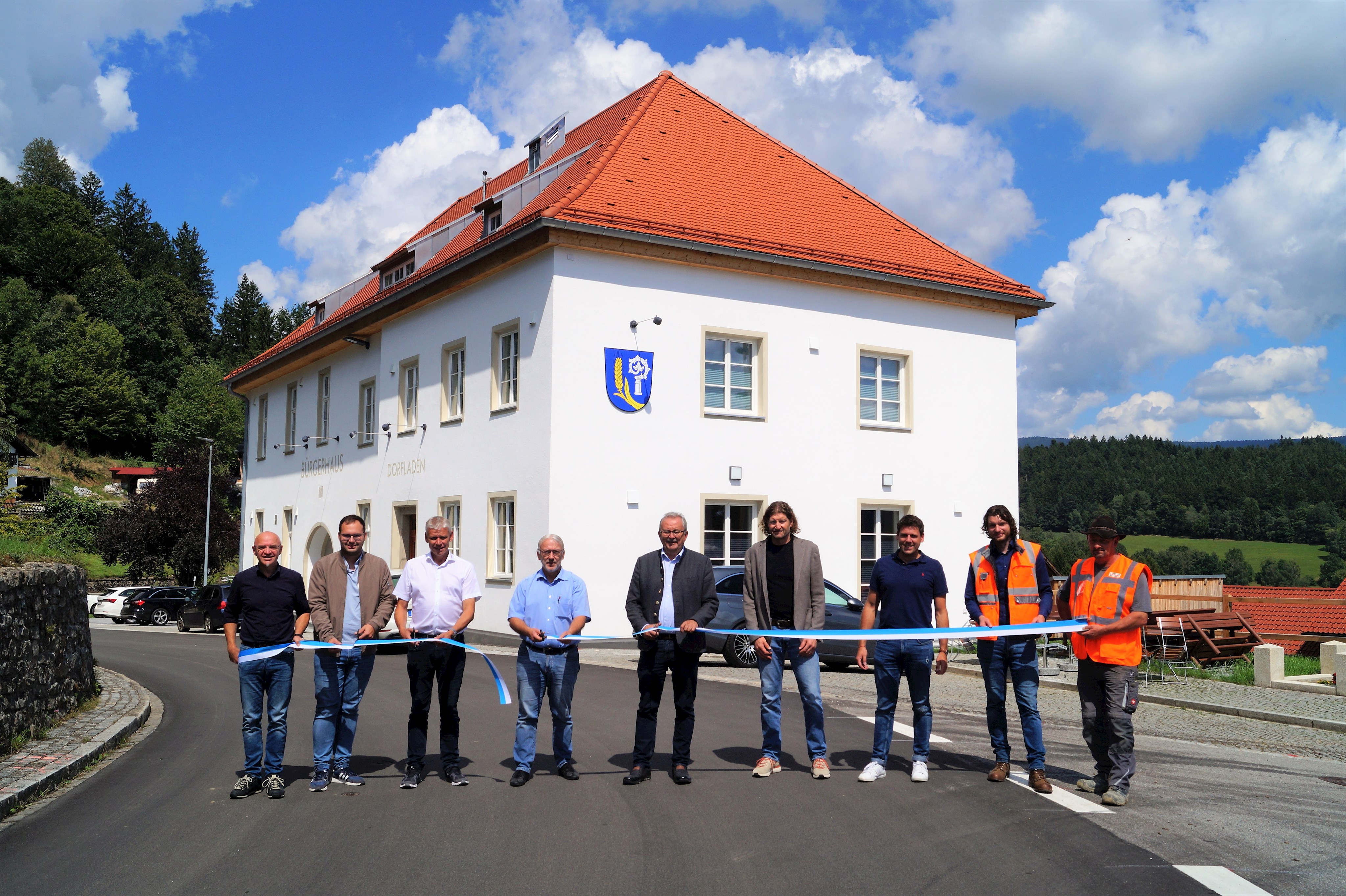 Die Vertreter aus Politik, Verwaltung und der beteiligten Firmen bei der offiziellen Verkehrsfreigabe in der Ortsmitte von Perasdorf.