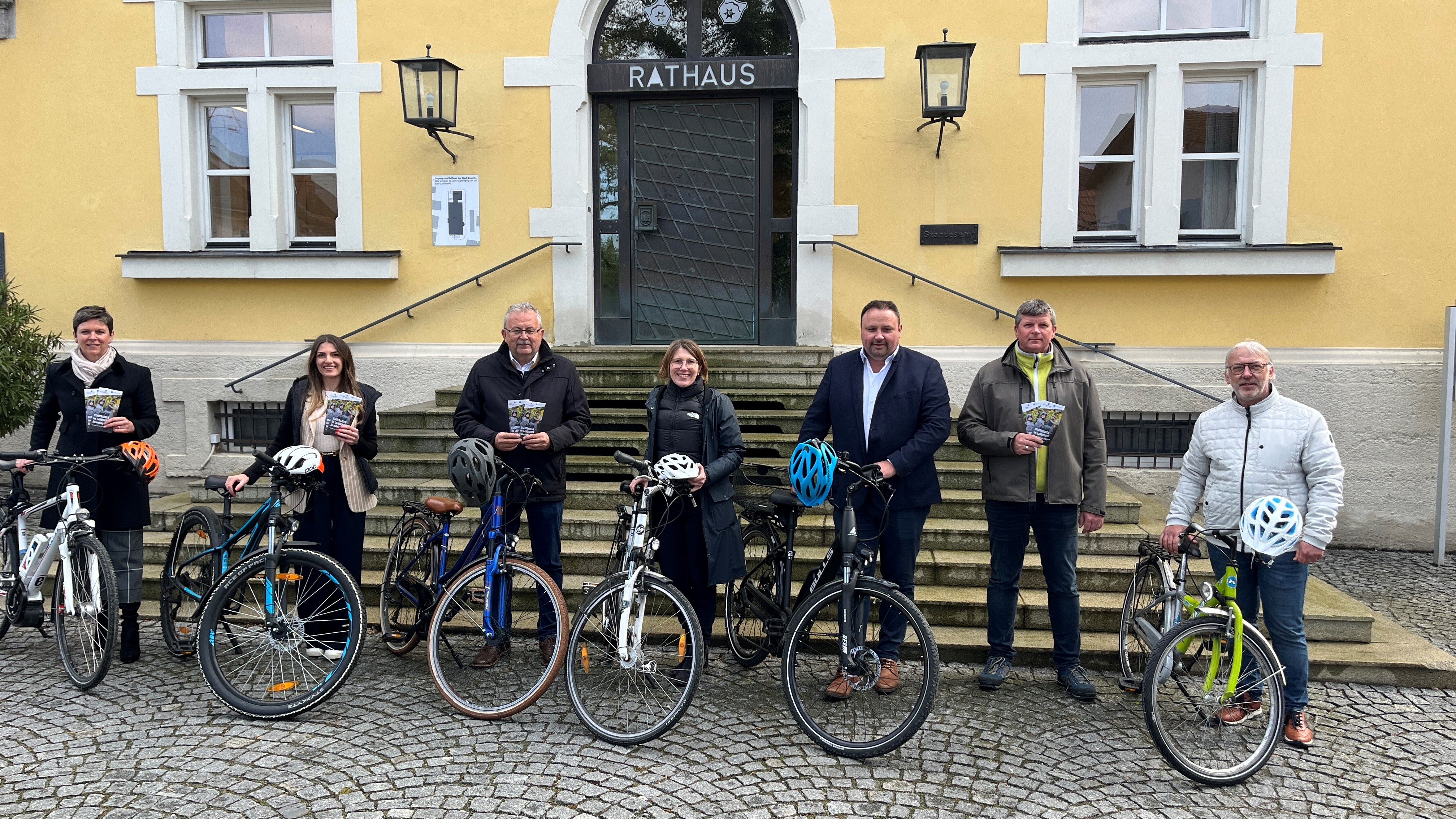 Vertreterinnen und Vertreter von beteiligten Gemeinden mit Fahrrädern vor dem Rathaus in Bogen.