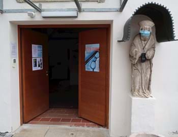 Eingang mit Statue des Hl. Nikodemus mit Mundschutz