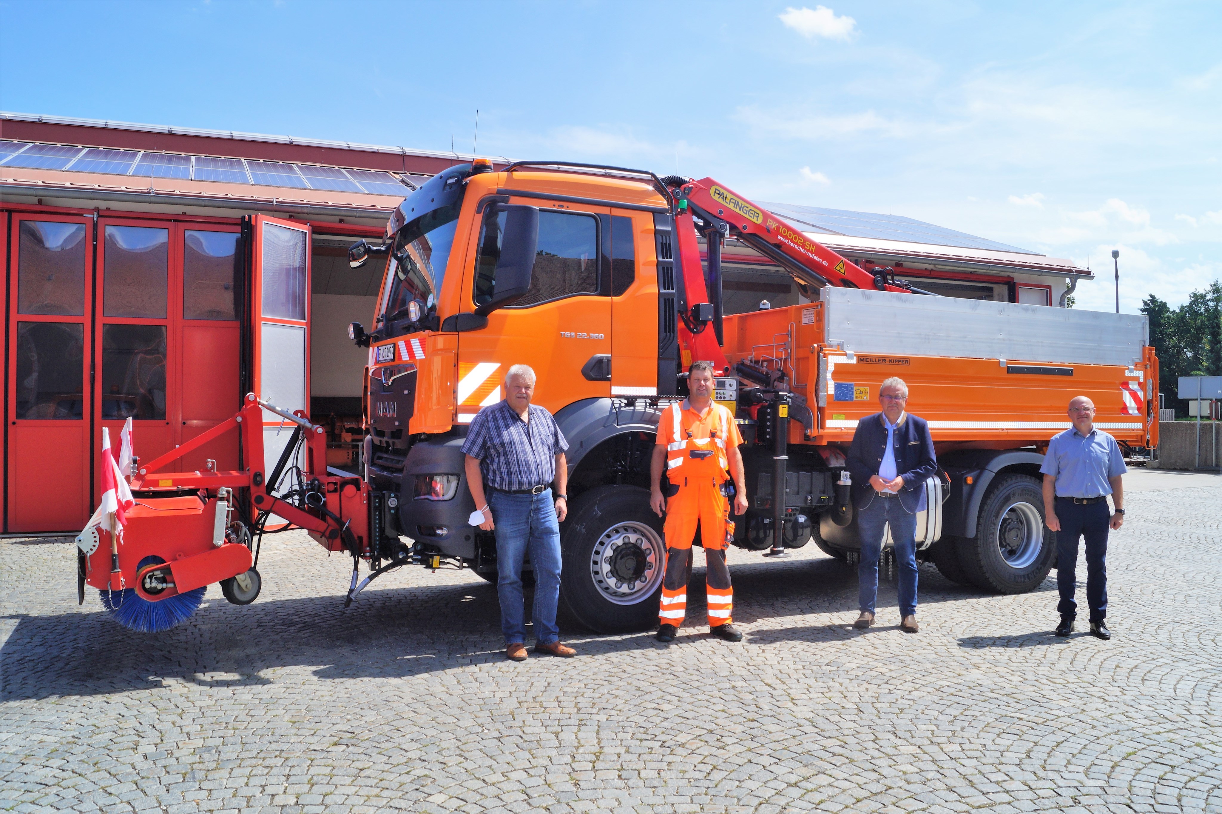 Neuer LKW mit Ladekran für den Kreisbauhof Ittling 