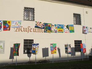 Museum mit Fahnen Leider haben wir keinen Alternativtext zu diesem Bild, aber wir arbeiten daran.