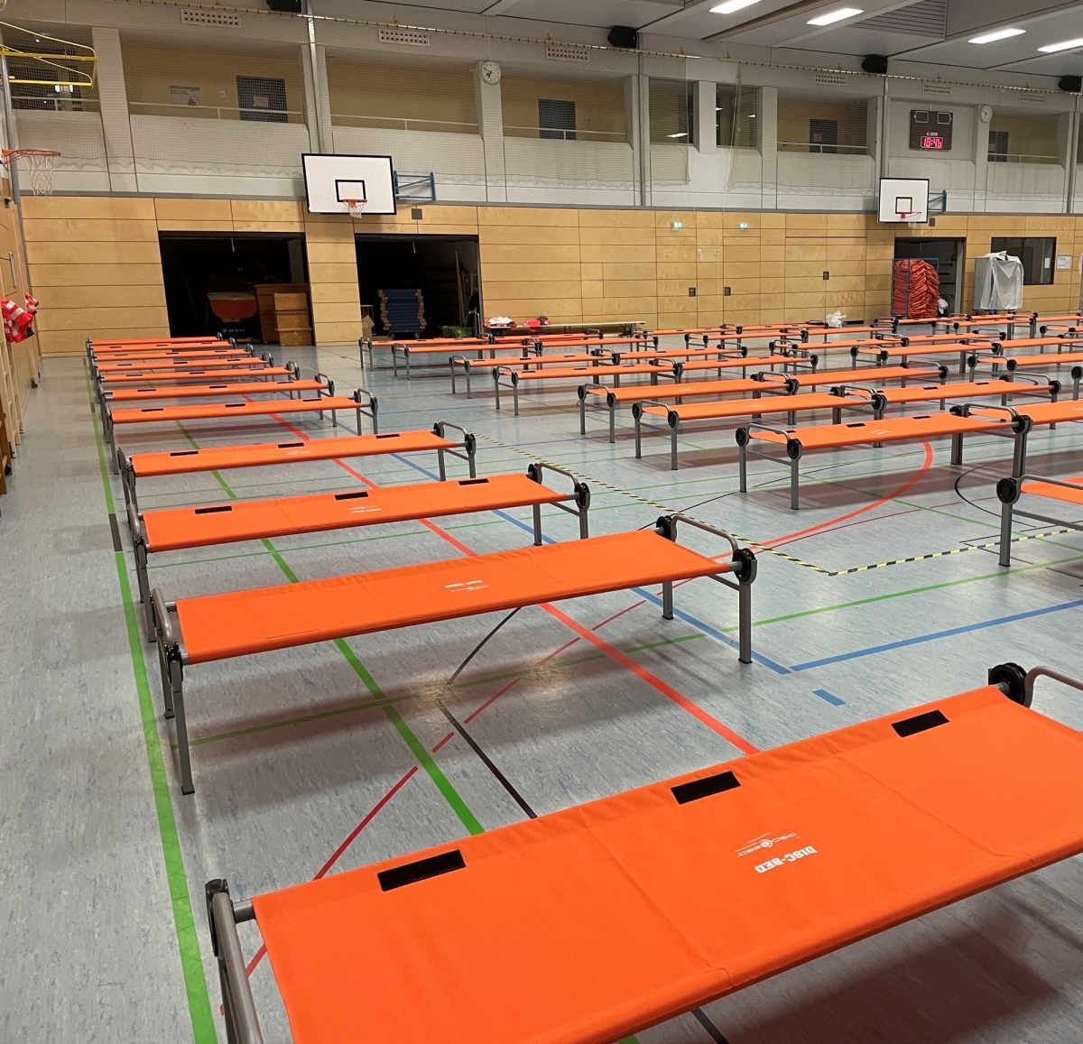 Turnhalle des Burkhart-Gymnasiums als Erstunterkunft für Ukraine-Flüchtlinge eingerichtet