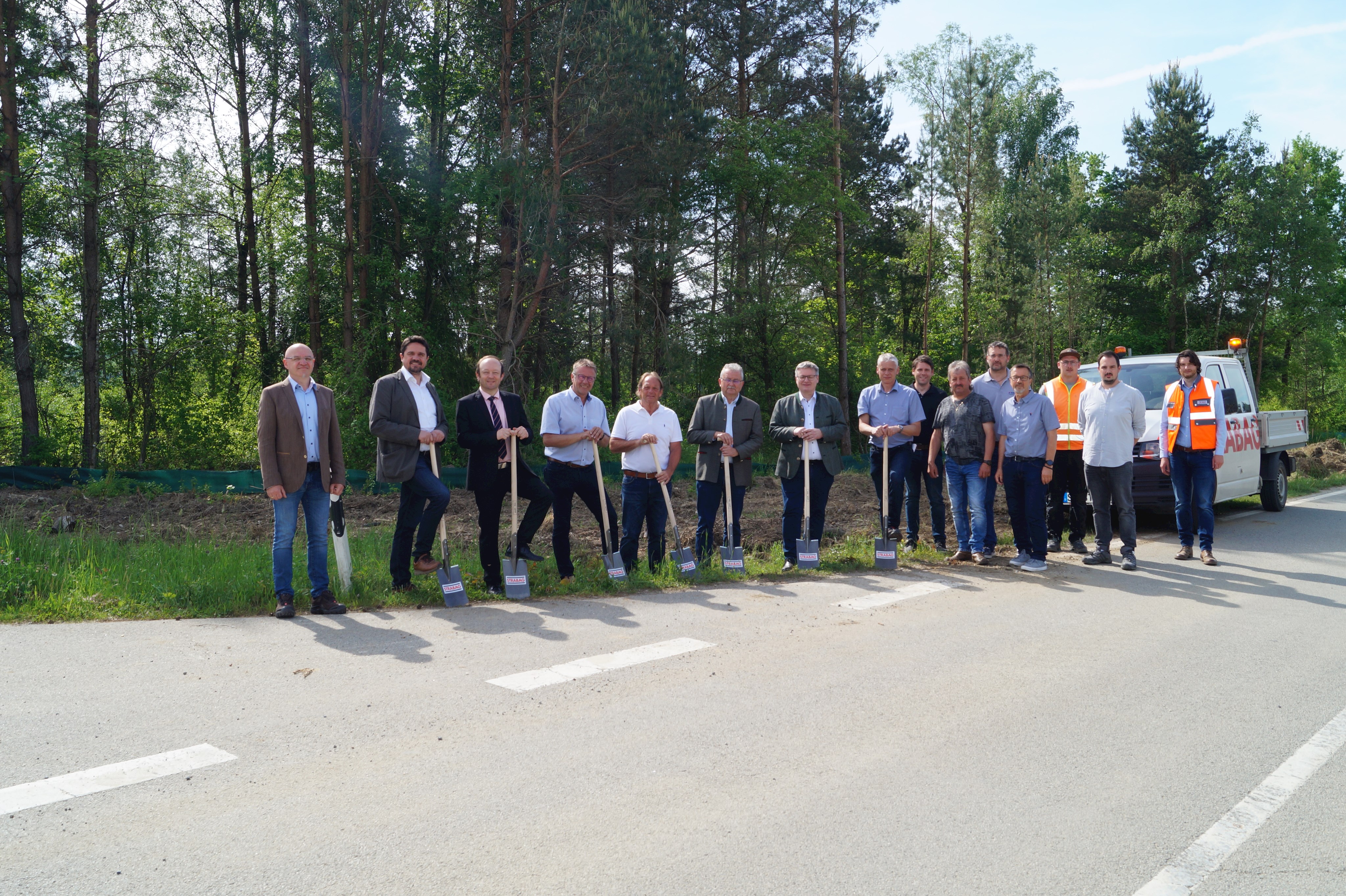 Offizieller Spatenstich an der Kreisstraße SR 22 gemeinsam mit Landrat Josef Laumer, Landtagsabgeordnetem Josef Zellmeier, den Bürgermeistern Dr. Christian Hirtreiter (Straßkirchen) und Adalbert Hösl (Aiterhofen), Mitgliedern des Bauausschusses und der Verwaltung und den beteiligten Firmen STRABAG und Ingenieurbüro KEB.