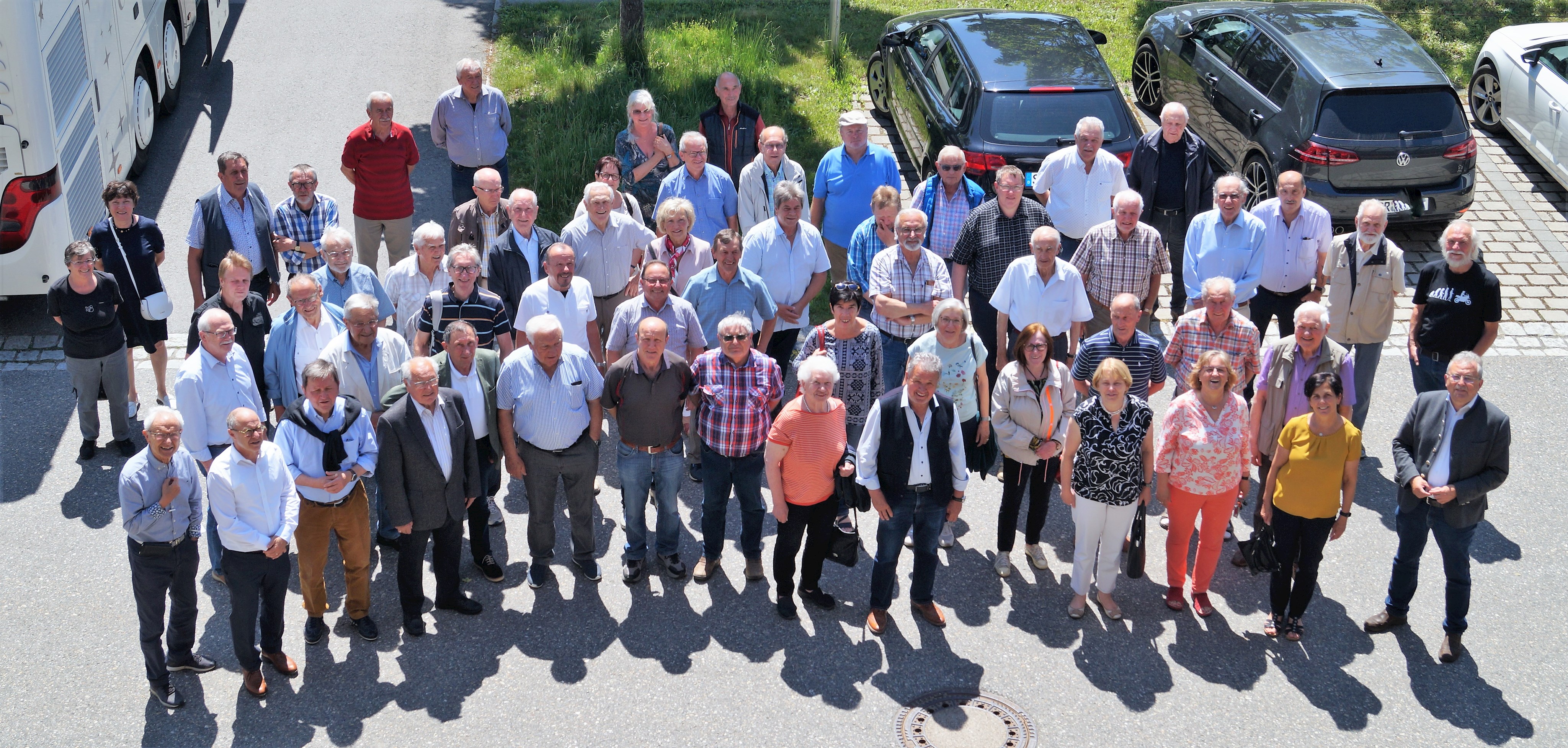 Die Teilnehmerinnen und Teilnehmer am Ehemaligen-Treffen stehen beim Gruppenfoto auf dem Gelände des Hafens Straubing-Sand.