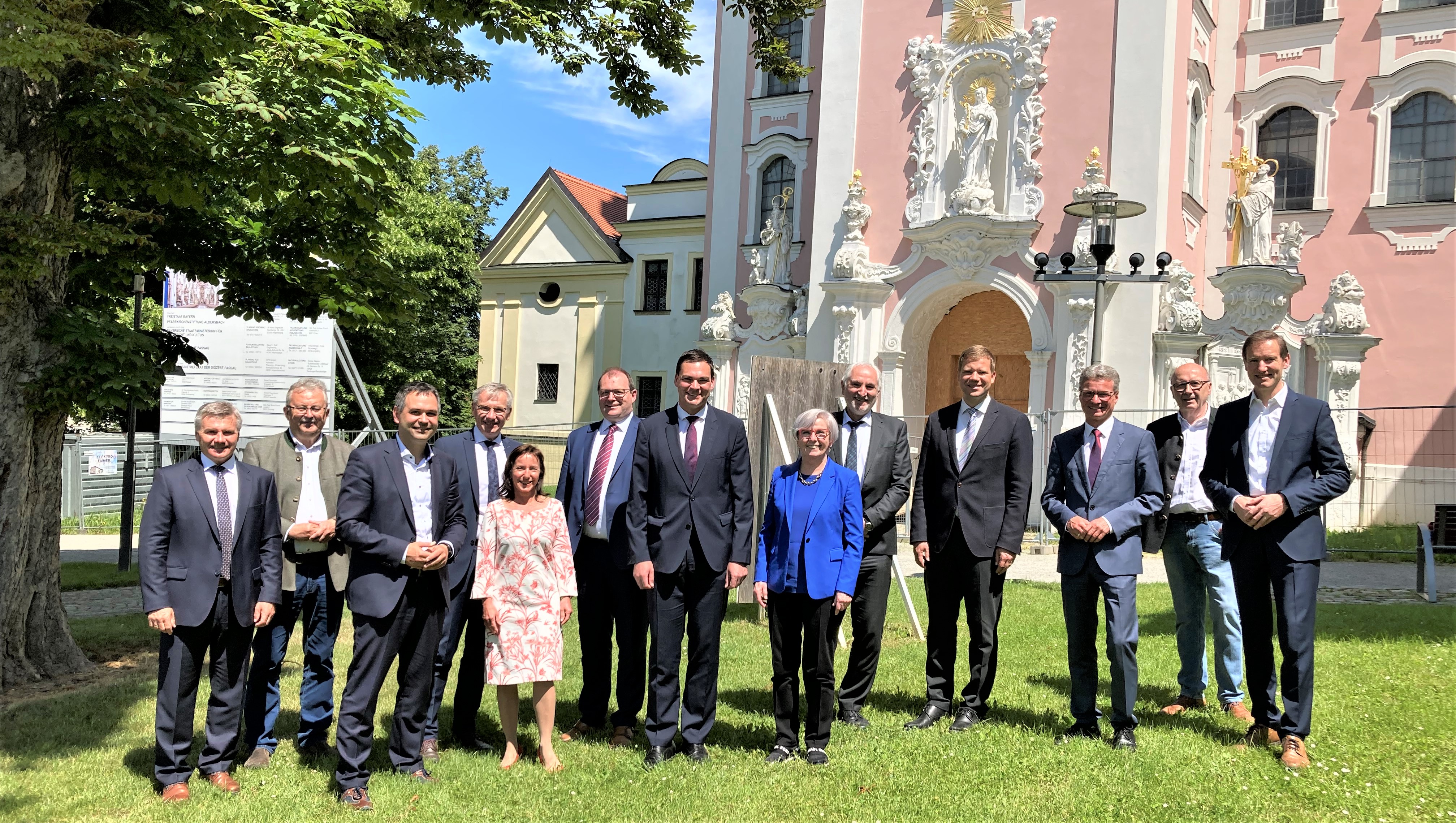 Gedankenaustausch im Kloster Aldersbach: Regierungspräsident Rainer Haselbeck, Landrat Martin Neumeyer (Kelheim), Landrat Bernd Sibler (Deggendorf), Bezirkstagspräsident Dr. Olaf Heinrich, Prof. Ulrich Bartosch (Präsident Universität Passau), Landrätin Rita Röhrl (Regen), Landräte-Sprecher Sebastian Gruber (Freyung-Grafenau), Landrat Michael Fahmüller (Rottal-Inn), Andrea Degl (Geschäftsführendes Präsidialmitglied Bayrischer Landkreistag), Landrat Werner Bumeder (Dingolfing-Landau), Landrat Raimund Kneidinger (Passau), Landrat Josef Laumer (Straubing-Bogen) und Landrat Peter Dreier (Landshut) beim Gruppenbild vor dem Kloster.