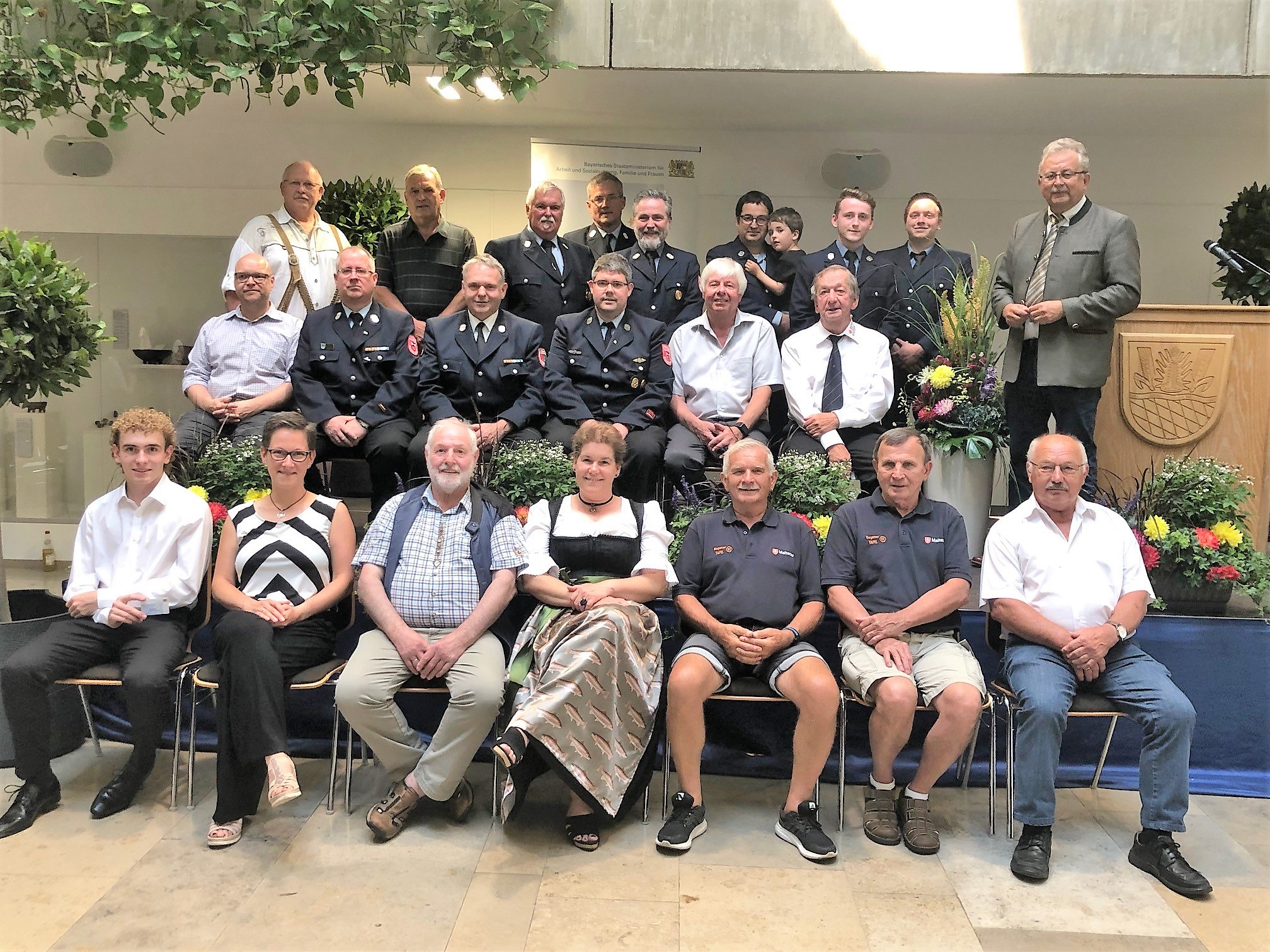 Nach der Aushändigung der Ehrenamtskarte stellten sich die Ehrenamtlichen zum Gruppenfoto im Foyer des Landratsamtes mit Landrat Josef Laumer.