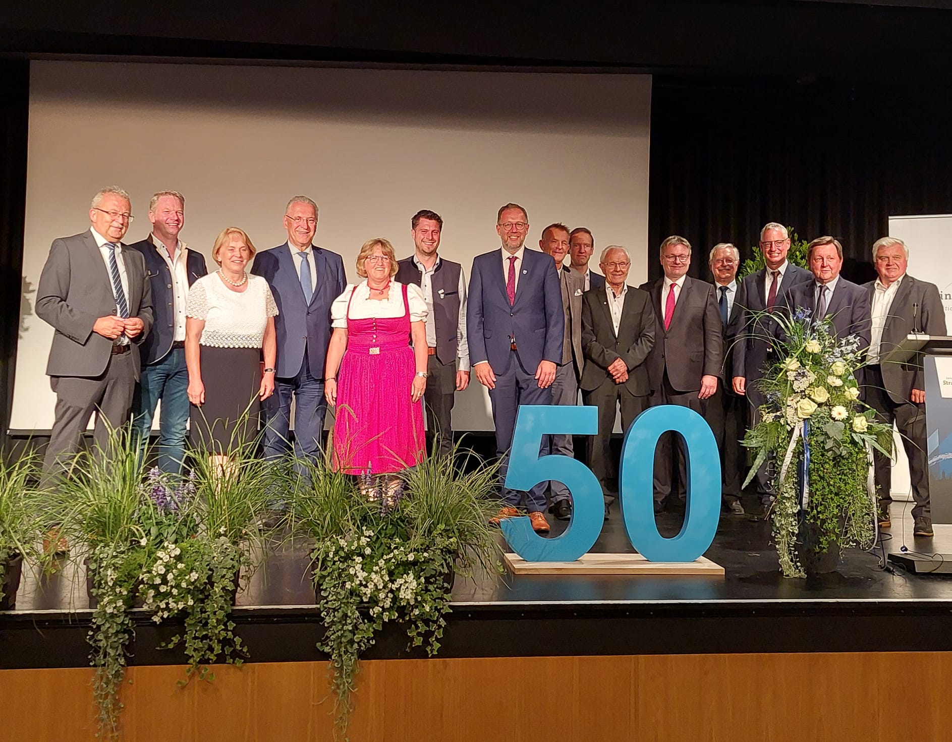 Landrat Josef Laumer, Bezirksrat Franz Schreyer, Stellvertretende Landrätin Barbara Unger, Innenminister Joachim Herrmann, Stellvertretende Landrätin Martha Altweck-Glöbl, Stellvertretender Landrat Andreas Aichinger, Mallersdorf-Pfaffenbergs Bürgermeister Christian Dobmeier, Landtagsabgeordneten Hans Ritt, Regierungspräsident Rainer Haselbeck, Altlandrat Ingo Weiß, Landtagsabgeordneter Josef Zellmeier, Regierungspräsident a.D. Heinz Grunwald, Oberbürgermeister der kreisfreien Stadt Straubing Markus Pannermayr, Altlandrat Alfred Reisinger, Bezirksrat Ludwig Waas (von links).