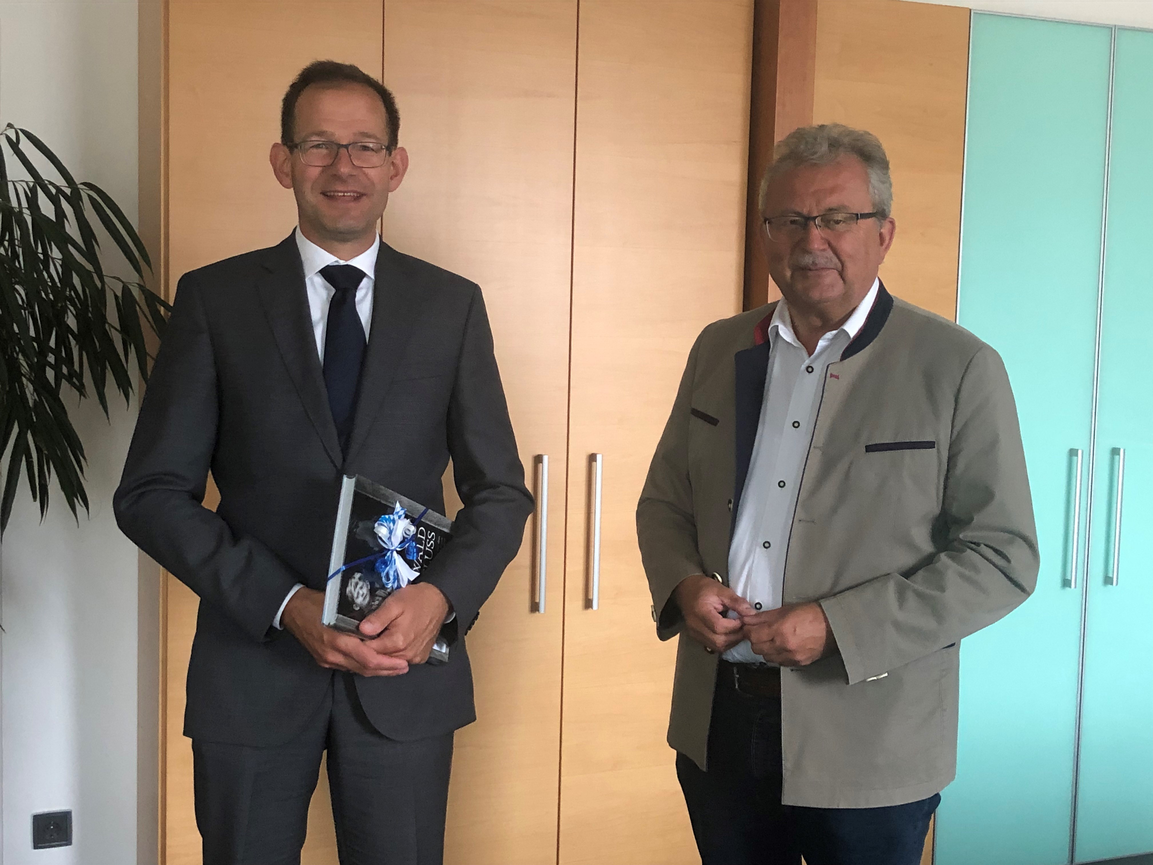 Dr. Stephan Brunner (links) und Landrat Josef Laumer im Büro des Landrats.