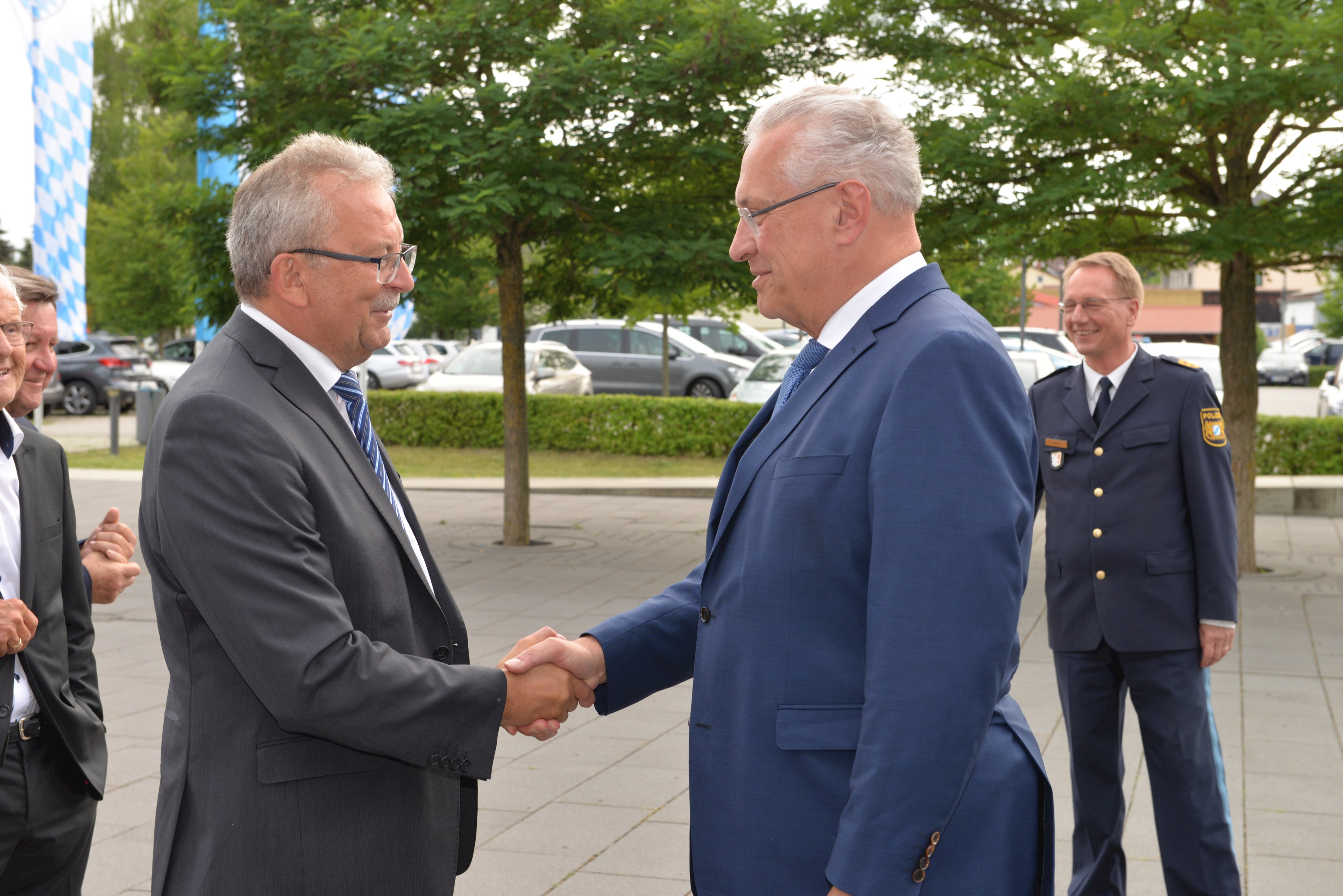 Landrat Josef Laumer begrüßt Ehrengast Joachim Herrmann, Bayerischer Innenminister, der als Festredner fungierte.