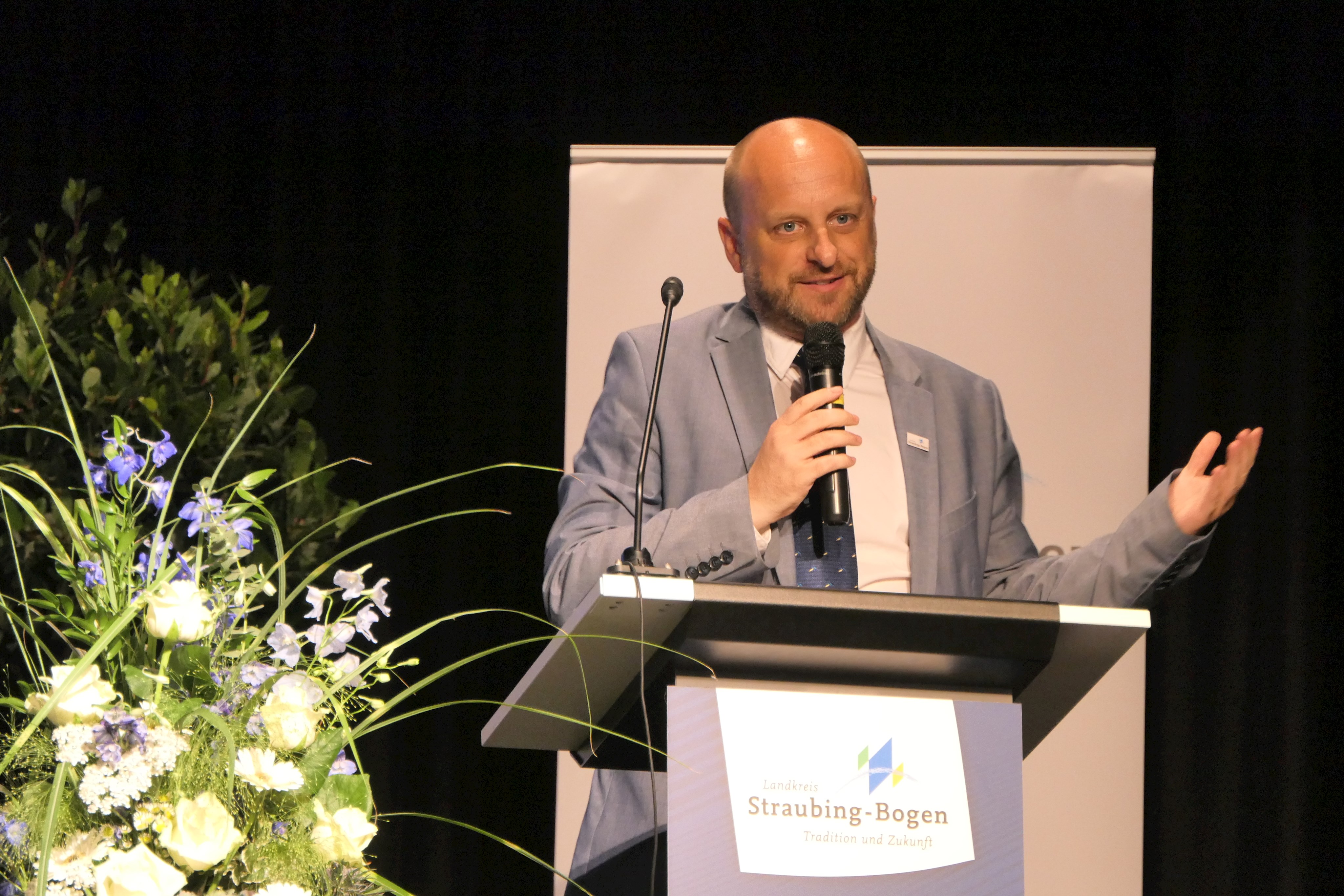 Pressesprecher Tobias Welck moderierte durch den abwechslungsreichen Abend.
