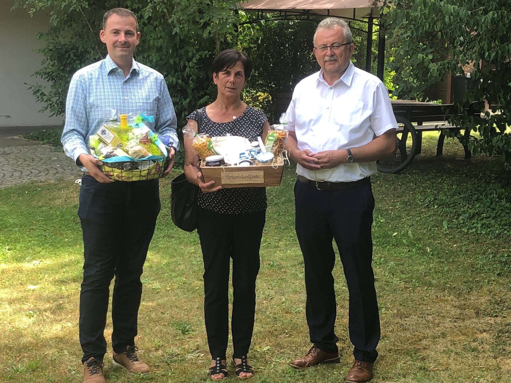 Martin Kreutz, Rosi Deser und Josef Laumer (von links) bei der Verabschiedung nach der Kreistagssitzung vor dem Sitzungssaal.