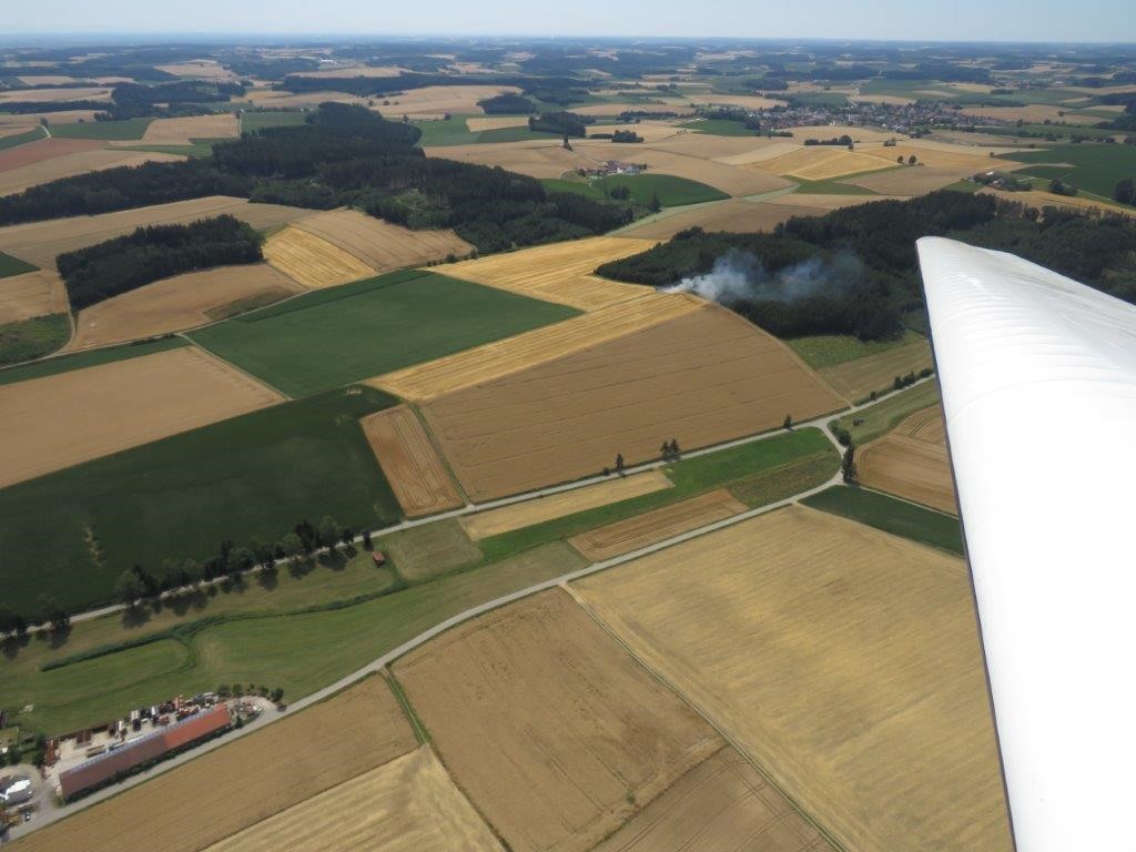 Warten auf den Einsatzbefehl und hoch in den blauen Himmel  über Niederbayern 