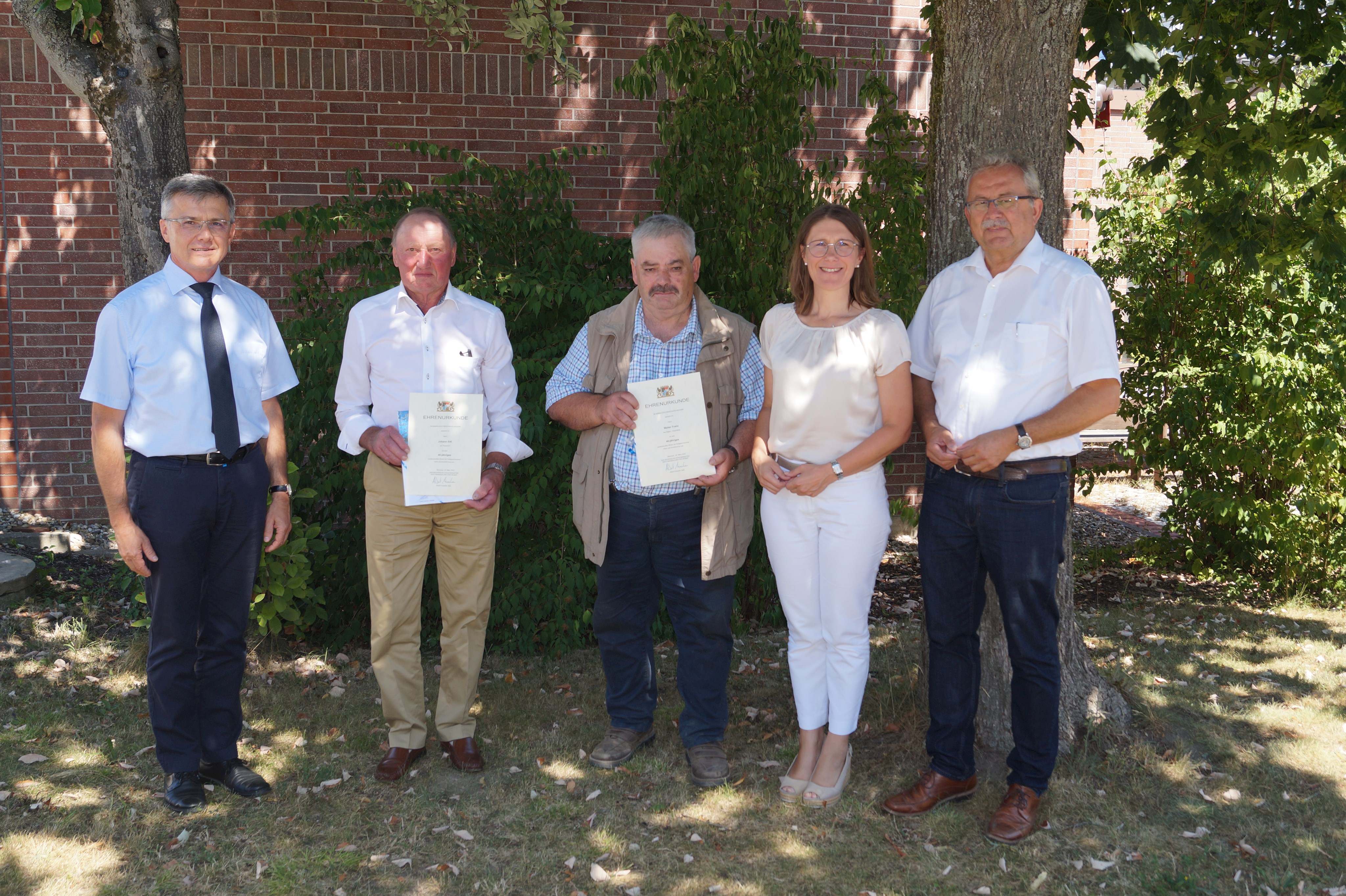 Vermessungsdirektor Johann Lerchenberger, Johann Ettl, Walter Franz, Bogens Bürgermeisterin Andrea Probst, Landrat Josef Laumer (von links) nach der Ehrung im Garten vor dem Landratsamtsgebäude.