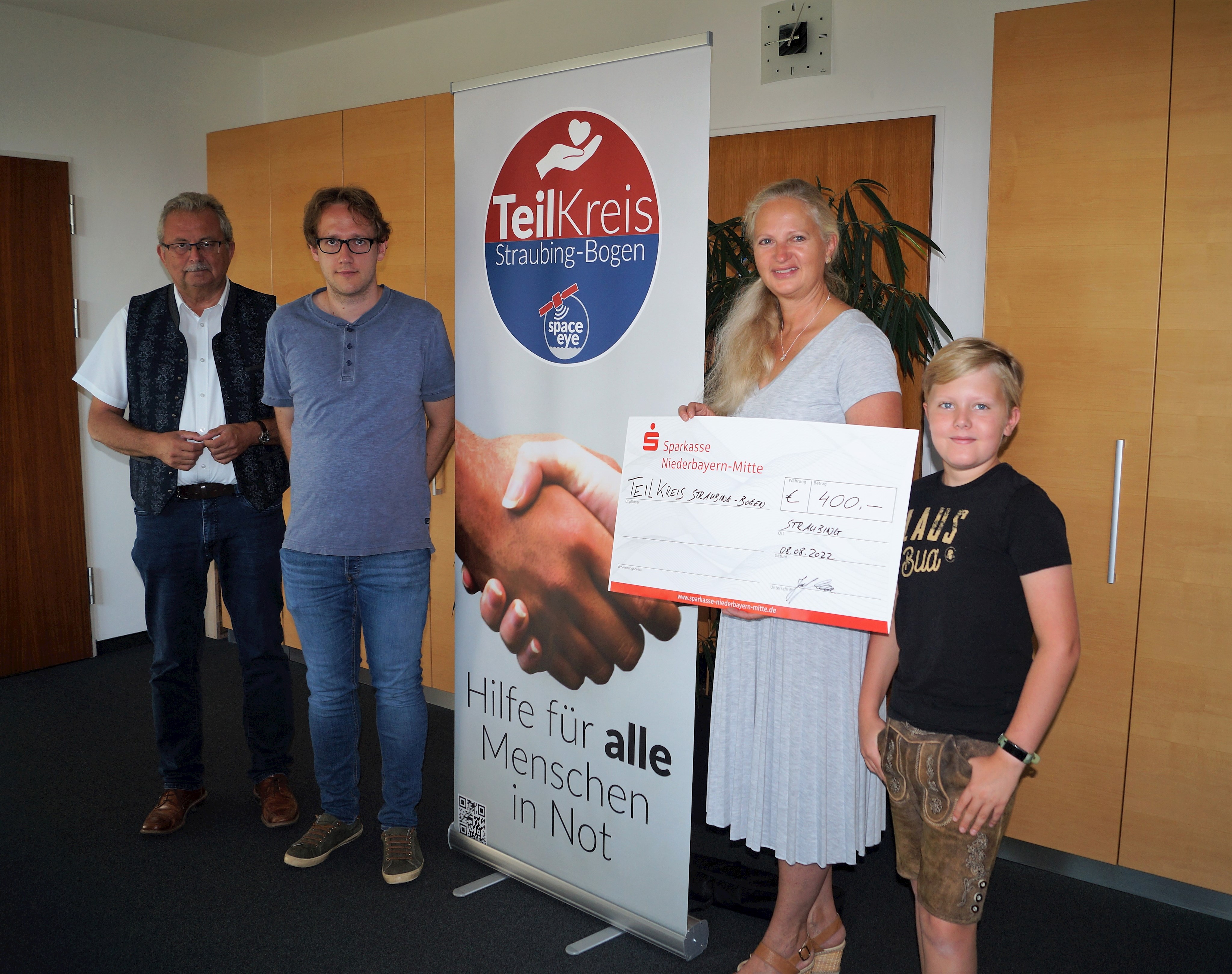 Spende in Höhe von 400 Euro aus Kaffee- und Kuchenverkauf beim Sommerfest der Landratsamts-Beschäftigten an Teilkreis Straubing-Bogen übergeben 