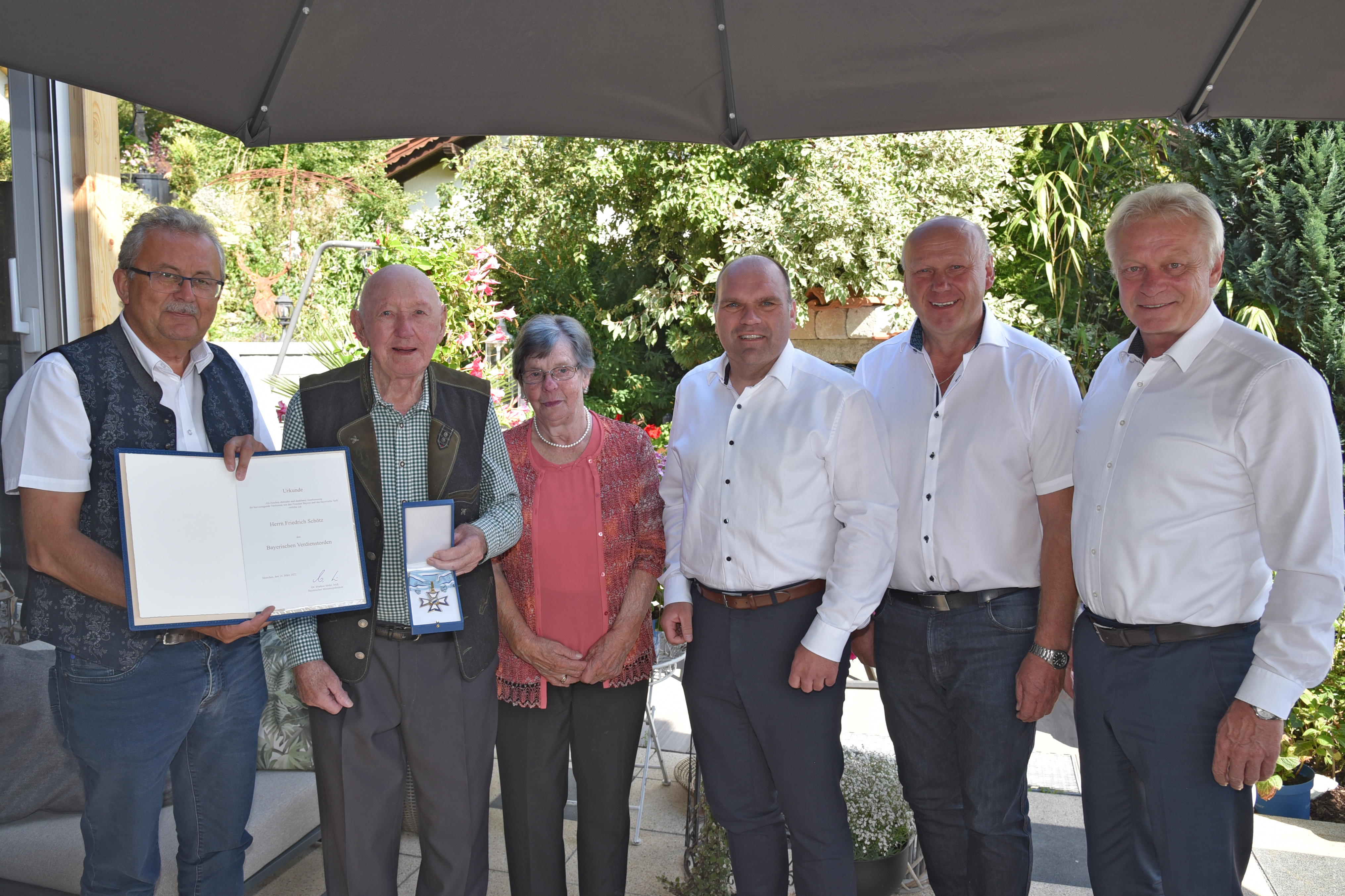 Landrat Josef Laumer, Fritz Schötz sen. mit der Verdienstmedaille neben seiner Frau Elisabeth Schötz, Stefan Hinsken (2. Bürgermeister Haibach), Fritz Schötz jun. (1. Bürgermeister Haibach) und Bundestagsabgeordneter Alois Rainer (von links) bei der Ehrung im Garten von Fritz Schötz sen.