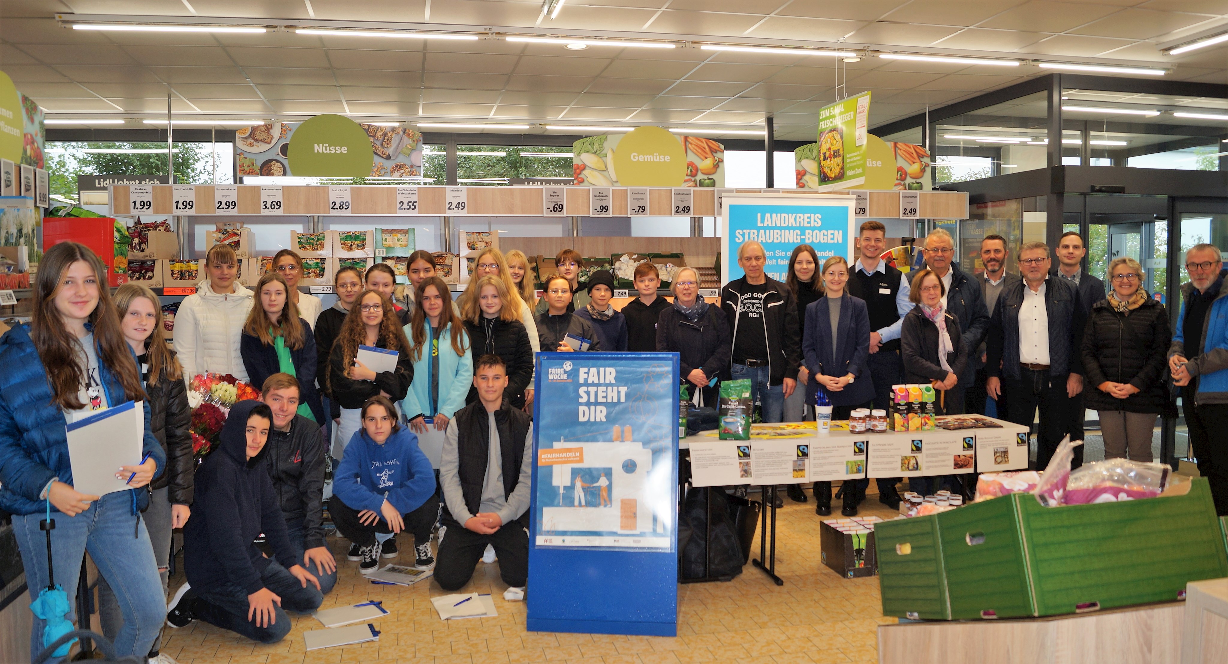 Die 8. Klasse der Ludmilla-Realschule gemeinsam mit den Lehrkräften, den Mitgliedern der Fairtrade-Steuerungsgruppe des Landkreises, Landrat Josef Laumer und den Verantwortlichen der LIDL-Filiale in Bogen beim Termin im Rahmen der „Fairen Woche“.