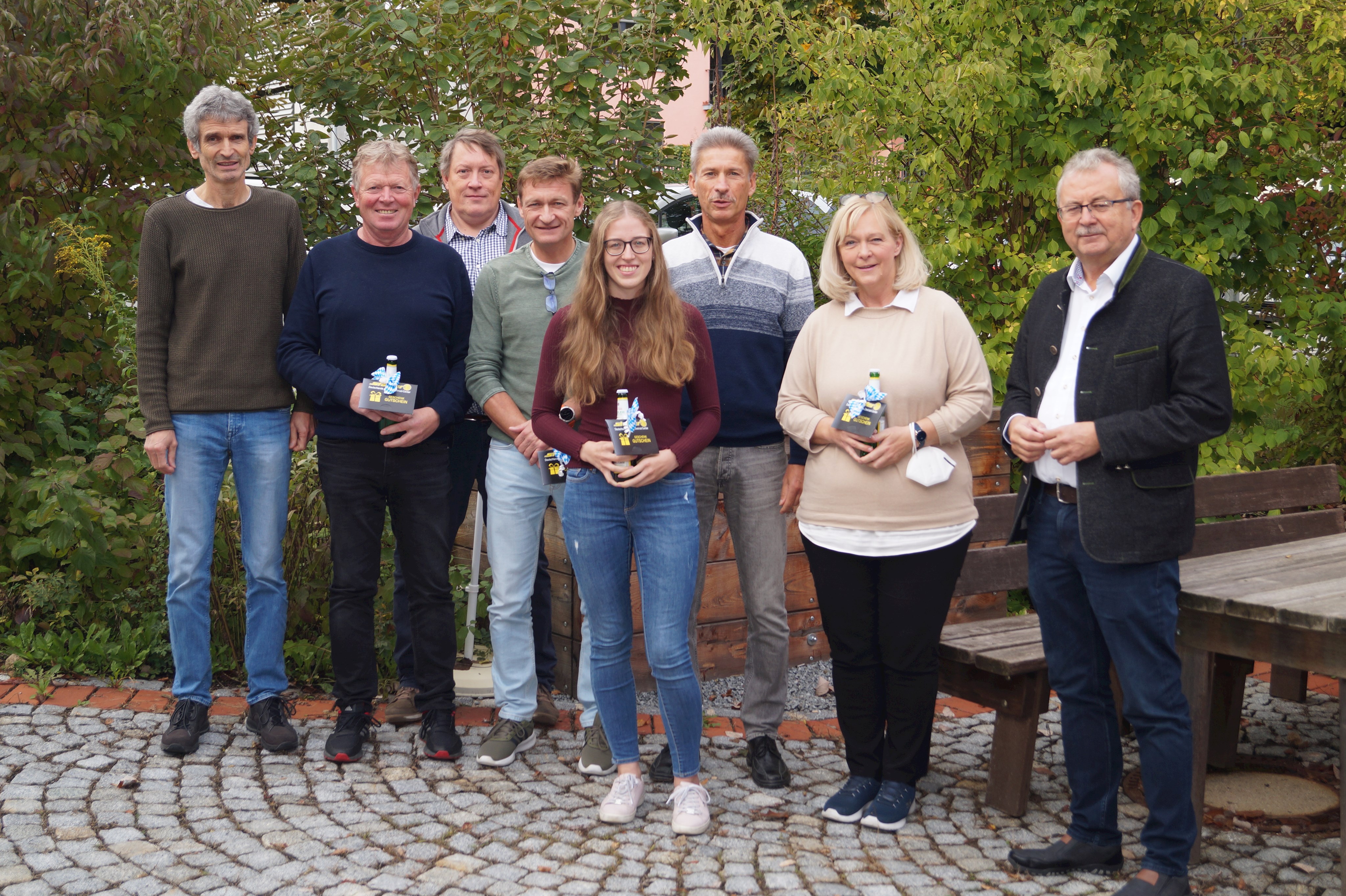 Die Gewinnerinnen und Gewinner gemeinsam mit Landrat Josef Laumer (rechts), Harald Götz von der Sportgemeinschaft und dem Personalratsvorsitzendem Alexander Penzkofer stehen mit ihren Preisen vor dem Landratsamt.