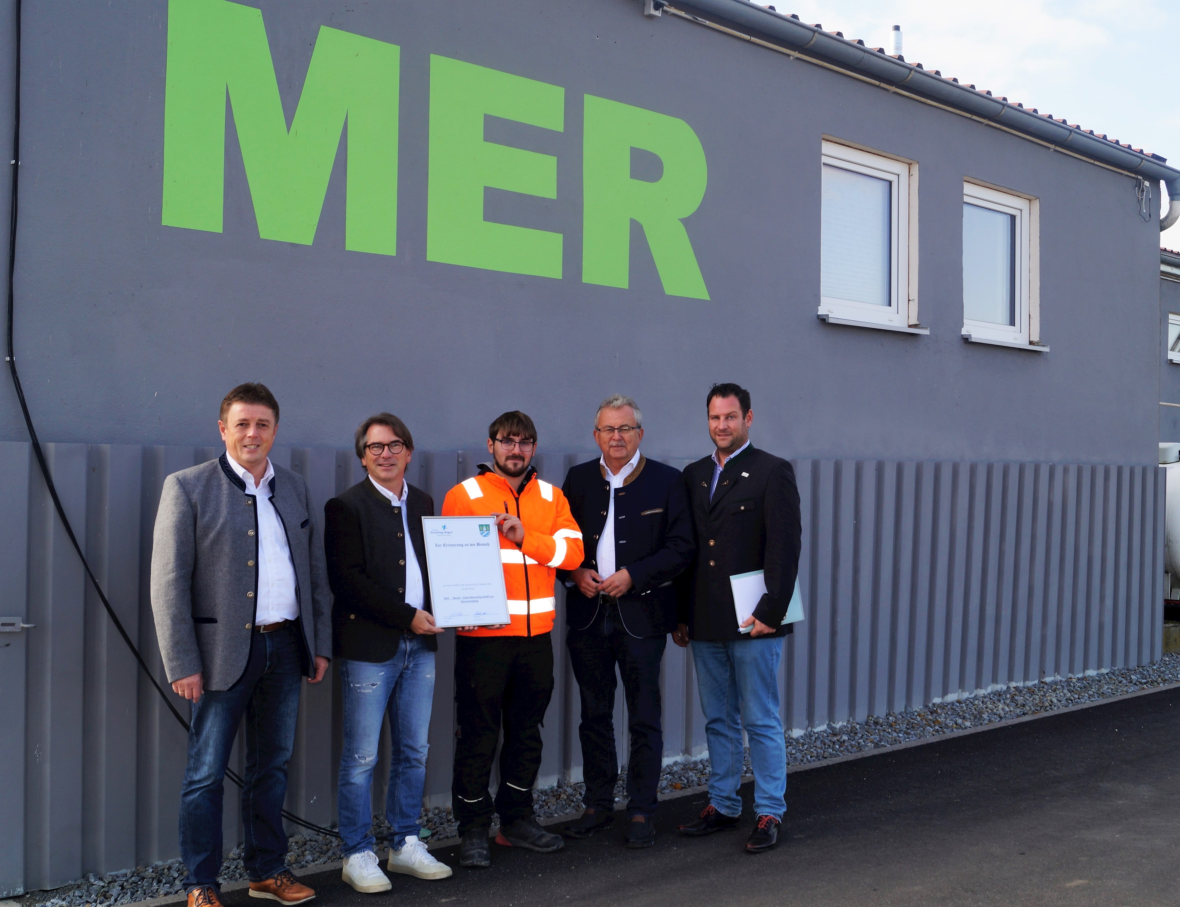 Bürgermeister Ewald Seifert, Geschäftsführer Steffen Schulz, Philipp Franz (Werkleiter Steinach), Landrat Josef Laumer, Wirtschaftsförderer Martin Köck (von links) stehen vor dem Betriebsgebäude in Siebenkofen.