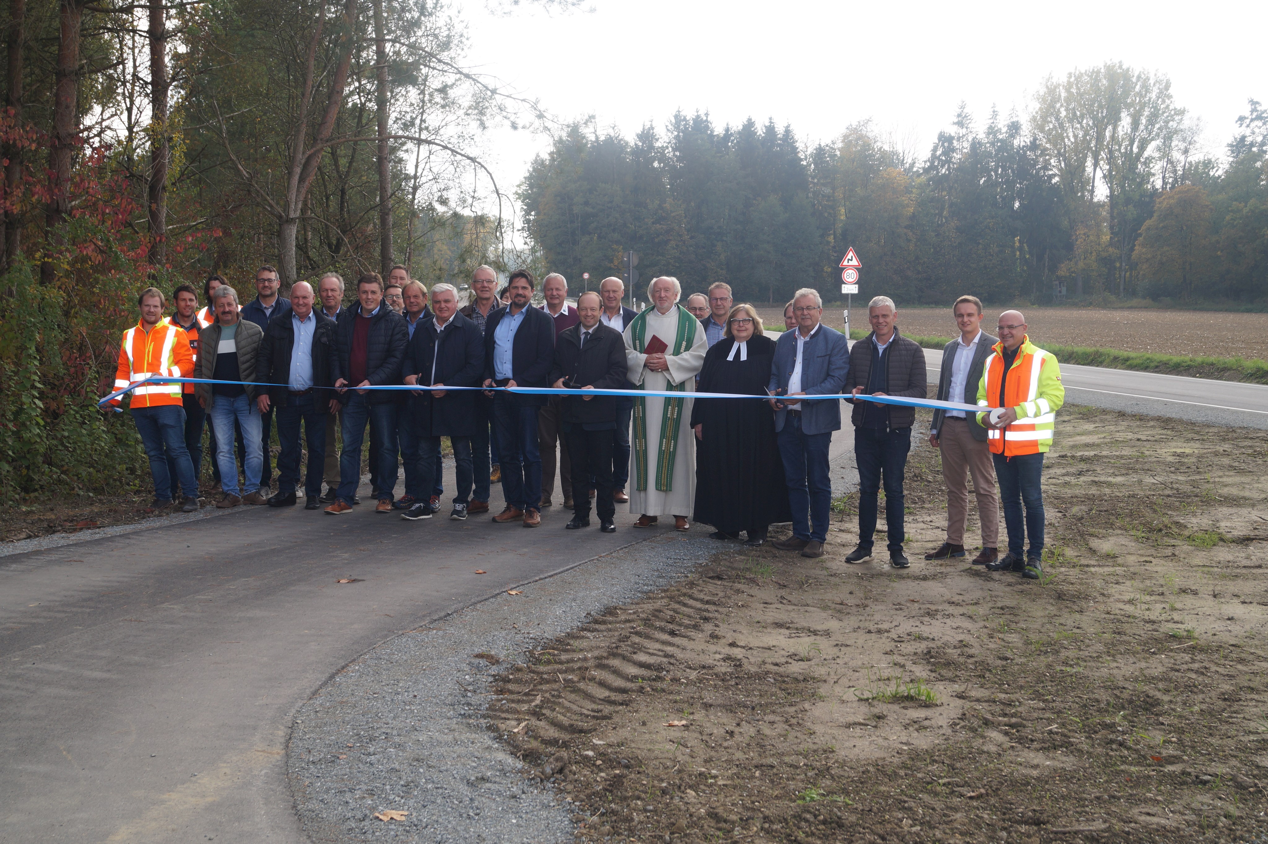 Die Gäste stehen an der SR 22 zur Verkehrsfreigabe.