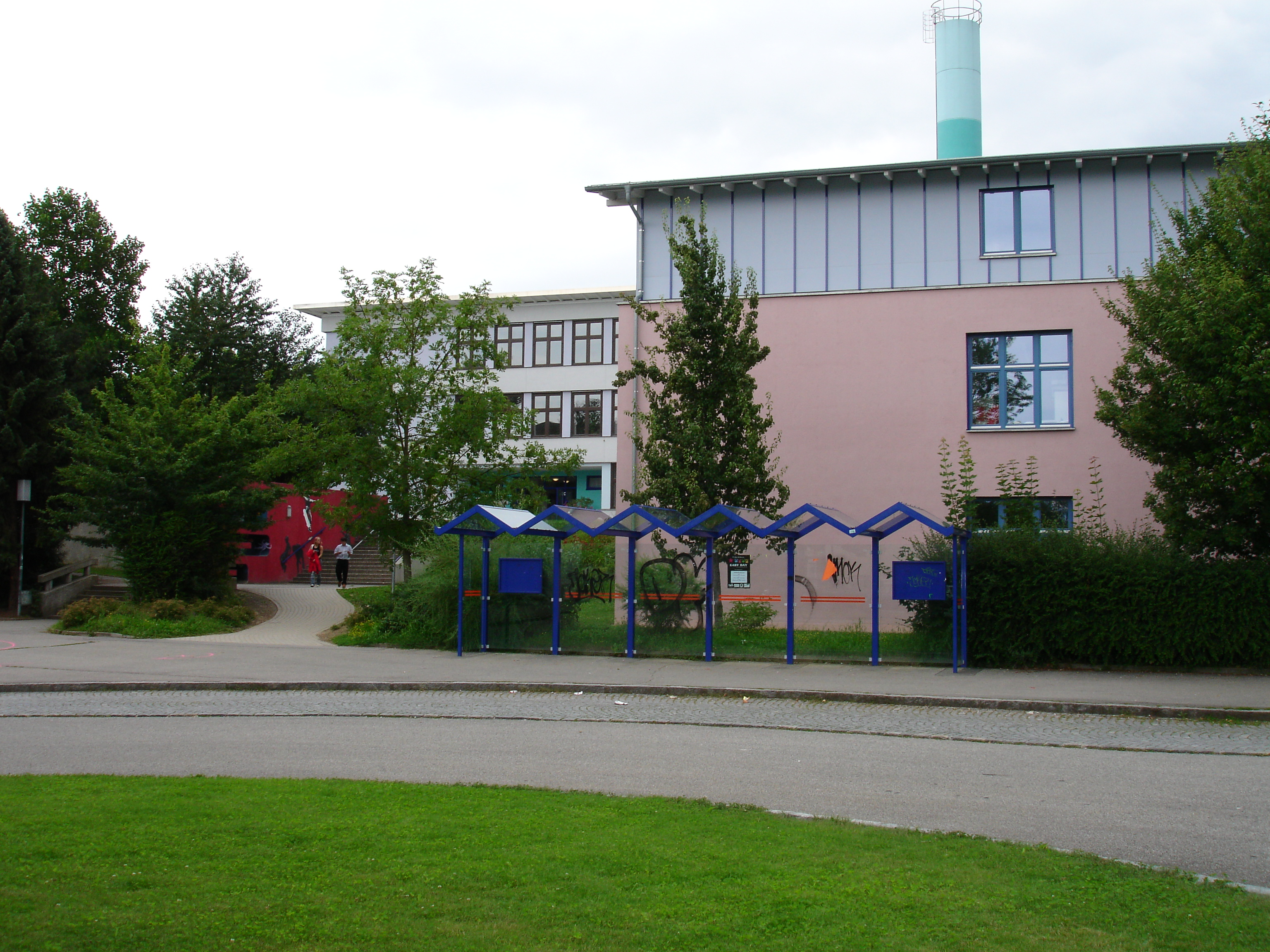 Die Bushaltestelle an der Ludmilla-Realschule im Schulzentrum in Bogen.