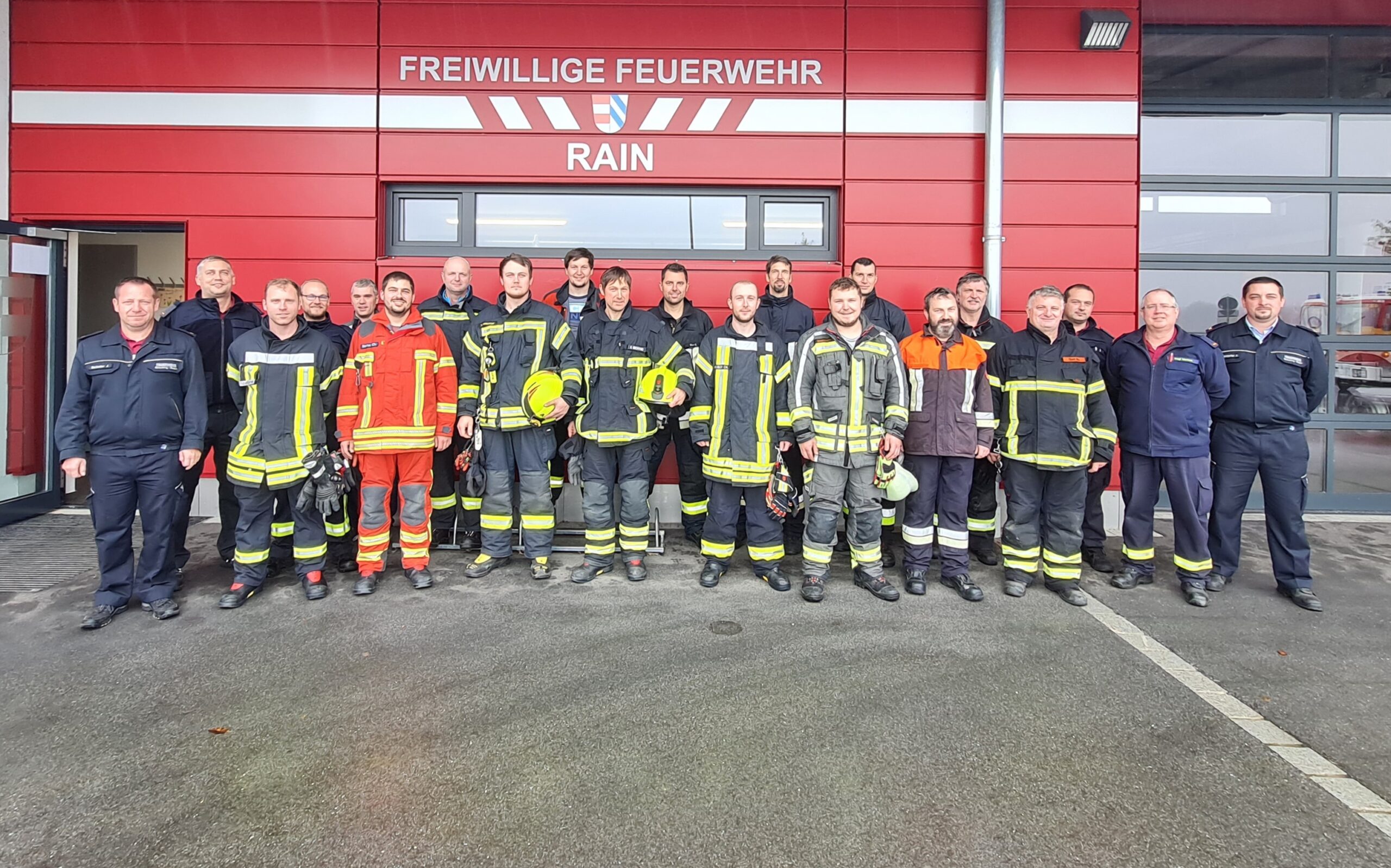 Die Teilnehmer an der Feuerwehrfortbildung vor dem Feuerwehrhaus in Rain.