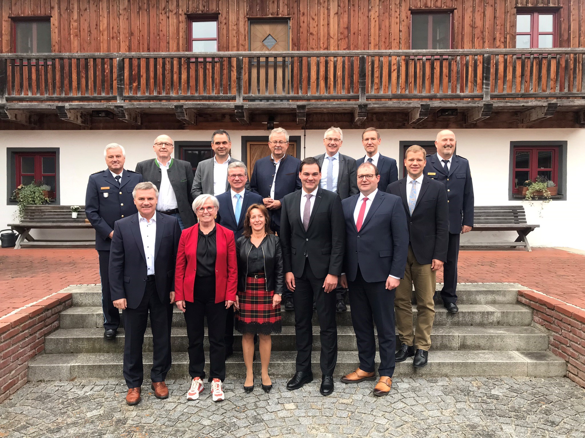 Die niederbayerischen Landräte vor der Tagungslokalität beim Gruppenfoto.