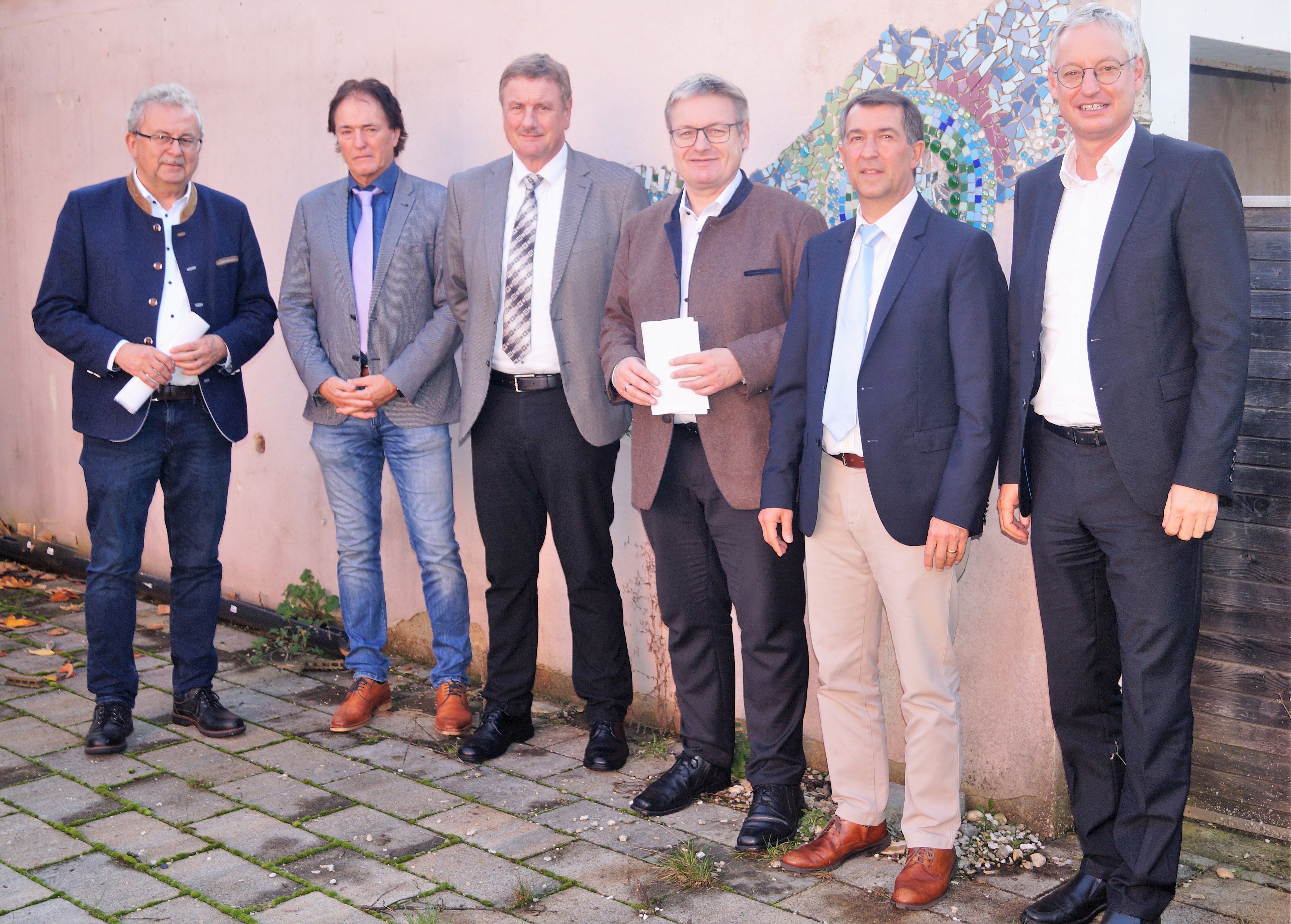 Landrat Josef Laumer, Schulamtsdirektor Heribert Ketterl, Schulamtsdirektor Konrad Rieder, MdL Josef Zellmeier, Schulamtsdirektor Stephan Grotz, OB Markus Pannermayr (von links) stehen nach dem Bildungsgespräch vor dem Schulamt.