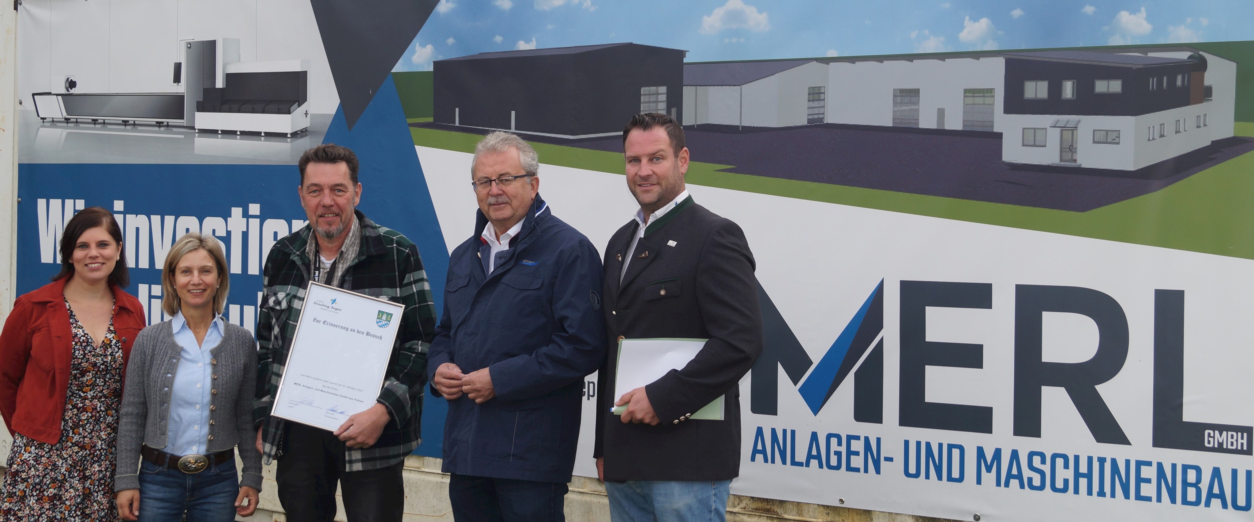 Lisa Merl, Barbara Merl, Lothar Merl (Geschäftsführer), Landrat Josef Laumer und Wirtschaftsförderer Martin Köck (von links) stehen vor dem geplanten Erweiterungsbau der Firma Merl in Perkam.