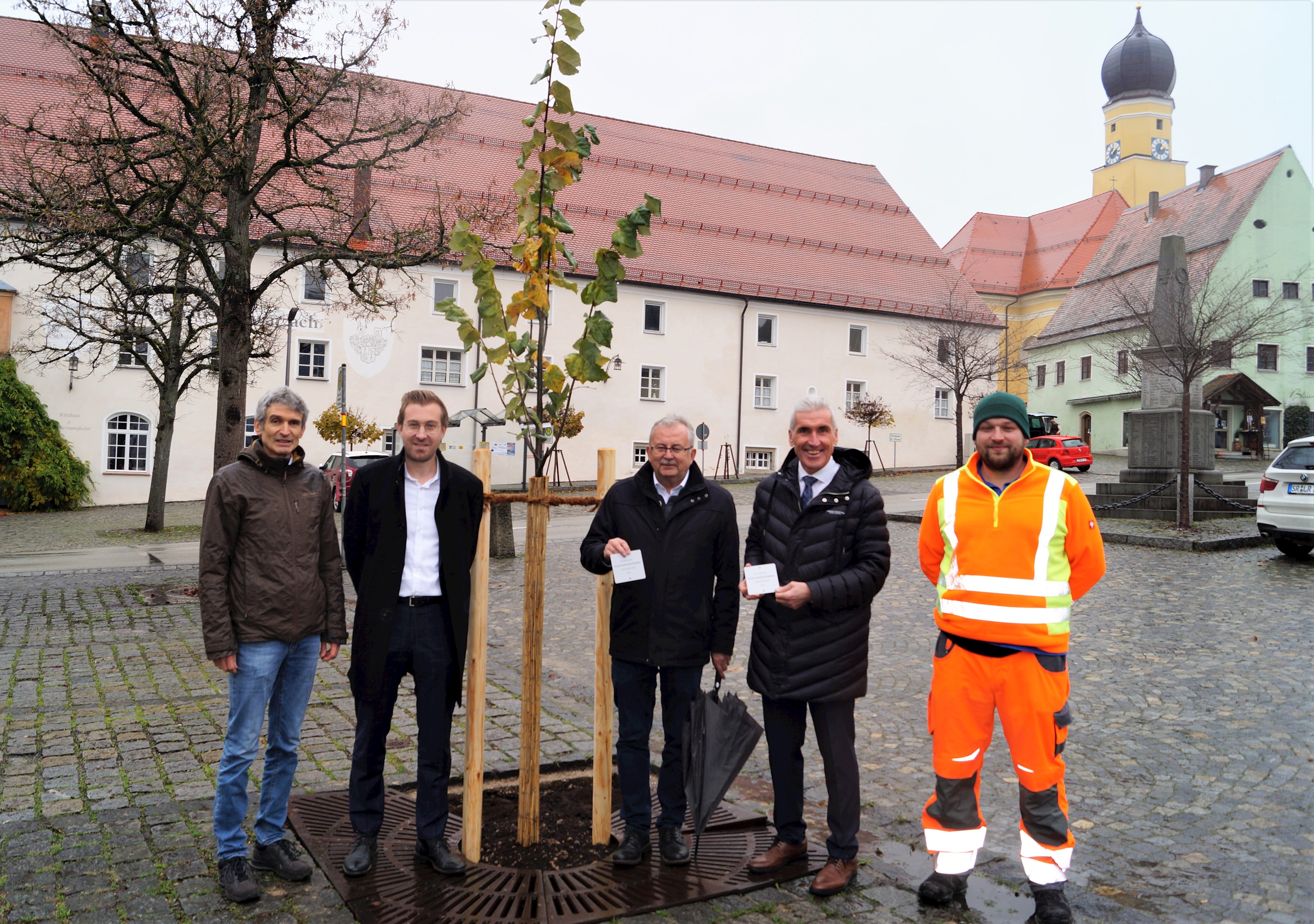 Baumpflanzaktion anlässlich des 50-jährigen Jubiläums des Landkreis Straubing-Bogen