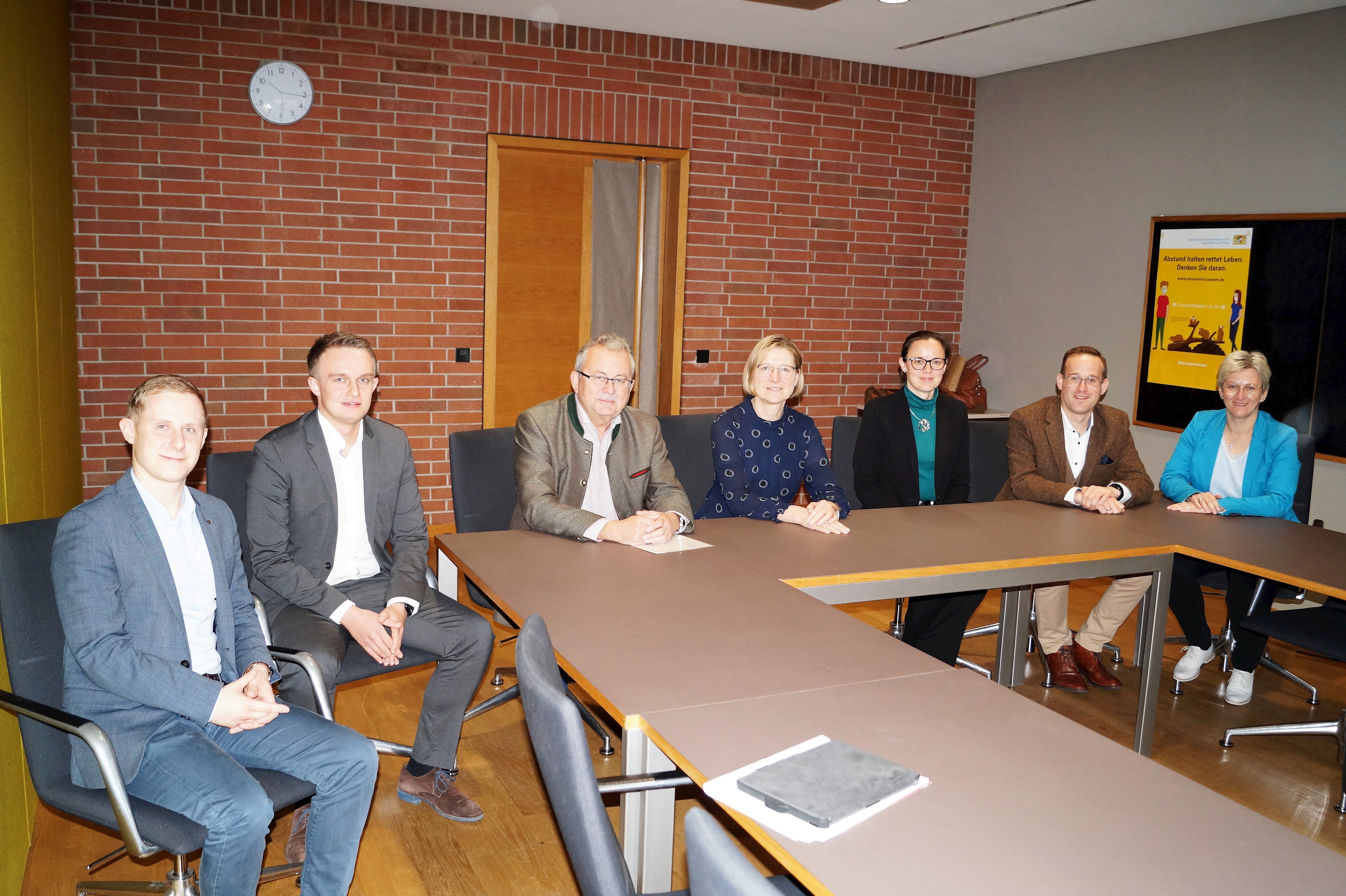 Regierungsvizepräsidentin Monika Linseisen (mitte) beim Antrittsbesuch im Landratsamt mit Landrat Josef Laumer (links daneben) und den Abteilungsleiter/innen am Tisch im kleinen Sitzungssaal sitzend.