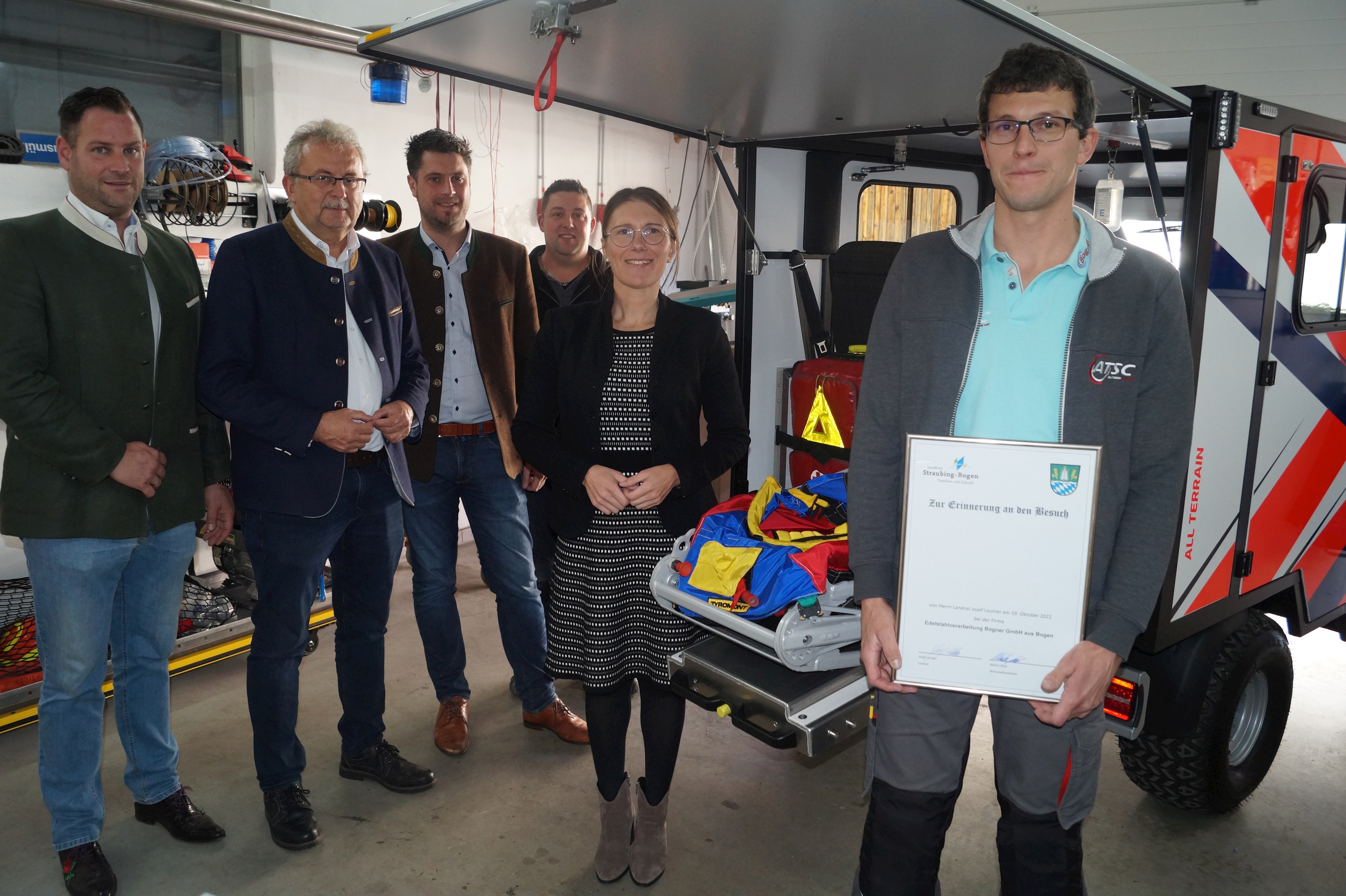 Josef Bogner (rechts) gemeinsam mit einem Mitarbeiter beim Besuch von Wirtschaftsreferent Martin Köck, Landrat Josef Laumer, Stellvertretenden Landrat Andreas Aichinger und Bogens Bürgermeisterin Andrea Probst (von links) stehend vor einem ATSC.