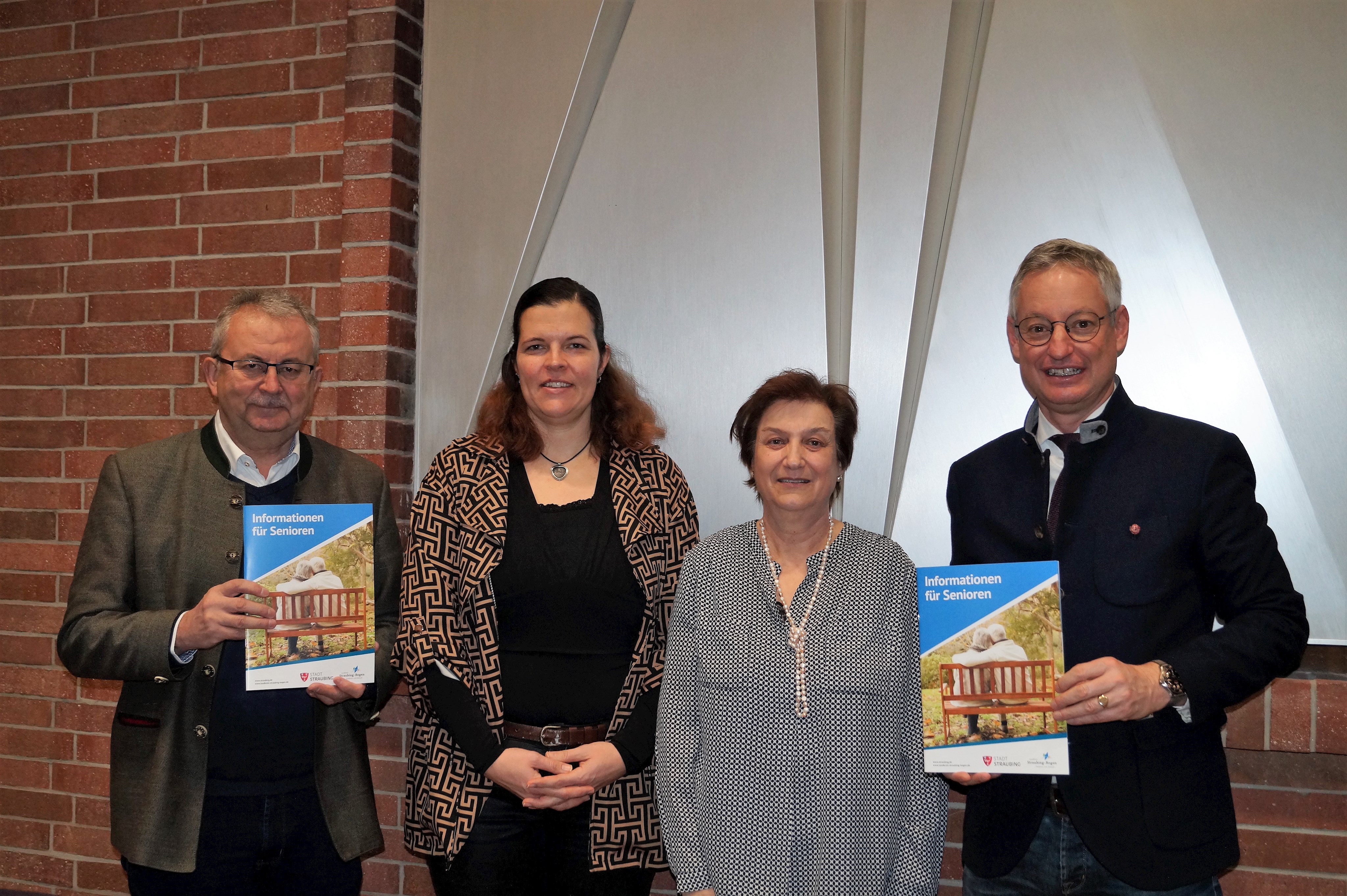 Landrat Josef Laumer, Kathrin Haberl (Seniorenfachstelle Landkreis), Rita Hilmer (Seniorenfachstelle Stadt) und Oberbürgermeister Markus Pannermayr (von links) bei der Vorstellung des Seniorenwegweisers im Landratsamt Straubing-Bogen.