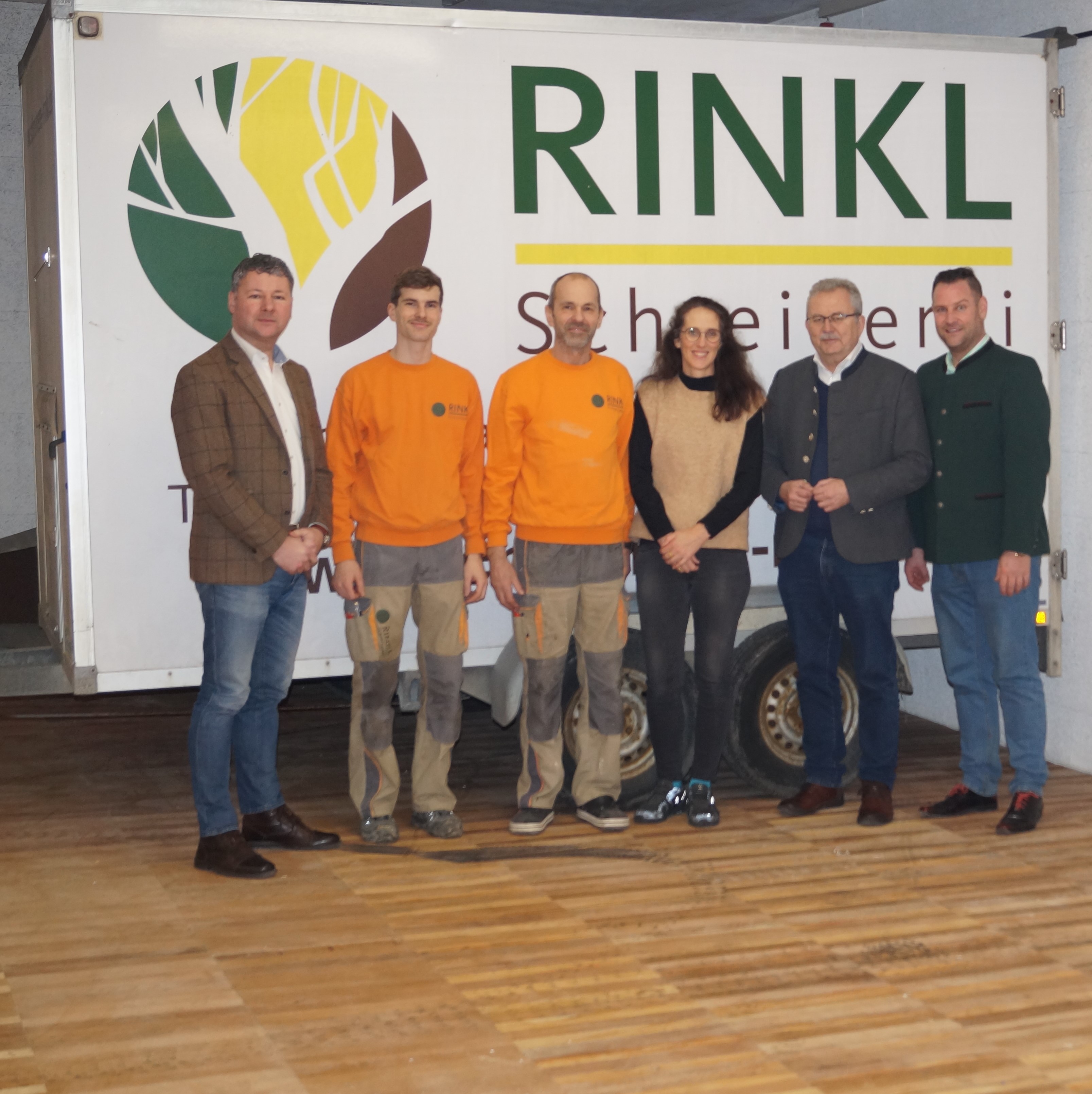 Matthias Wallner (Bürgermeister Neukirchen), Jonas Rinkl, Christian Rinkl, Birgit Rinkl, Landrat Josef Laumer und Wirtschaftsreferent Martin Köck (von links) stehen im Neubau der Schreinerei Rinkl.