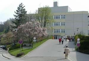 Blick auf den Eingang der Kreisklinik in Bogen