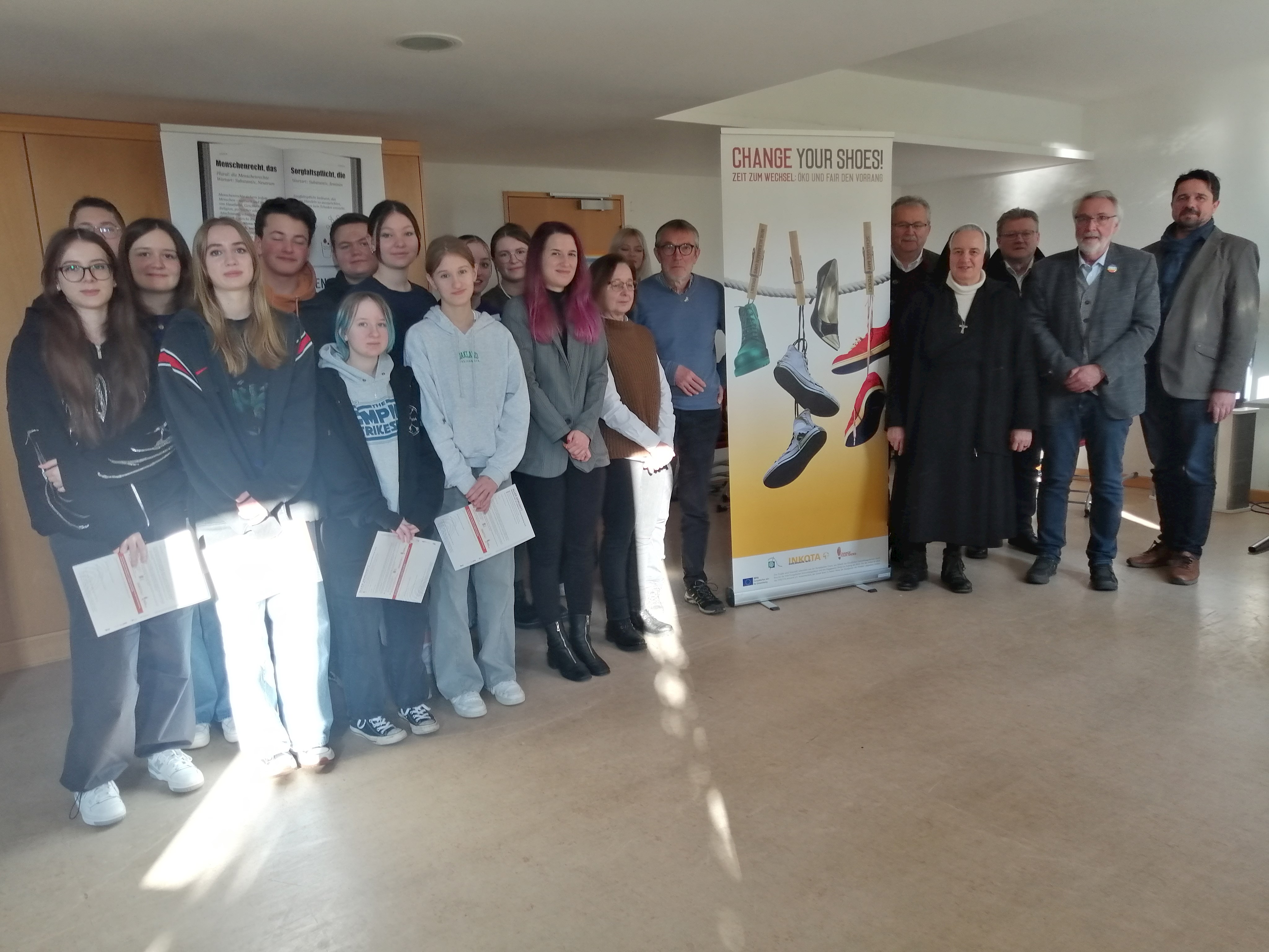 Landrat Laumer eröffnet die Ausstellung „Change your shoes!“ 