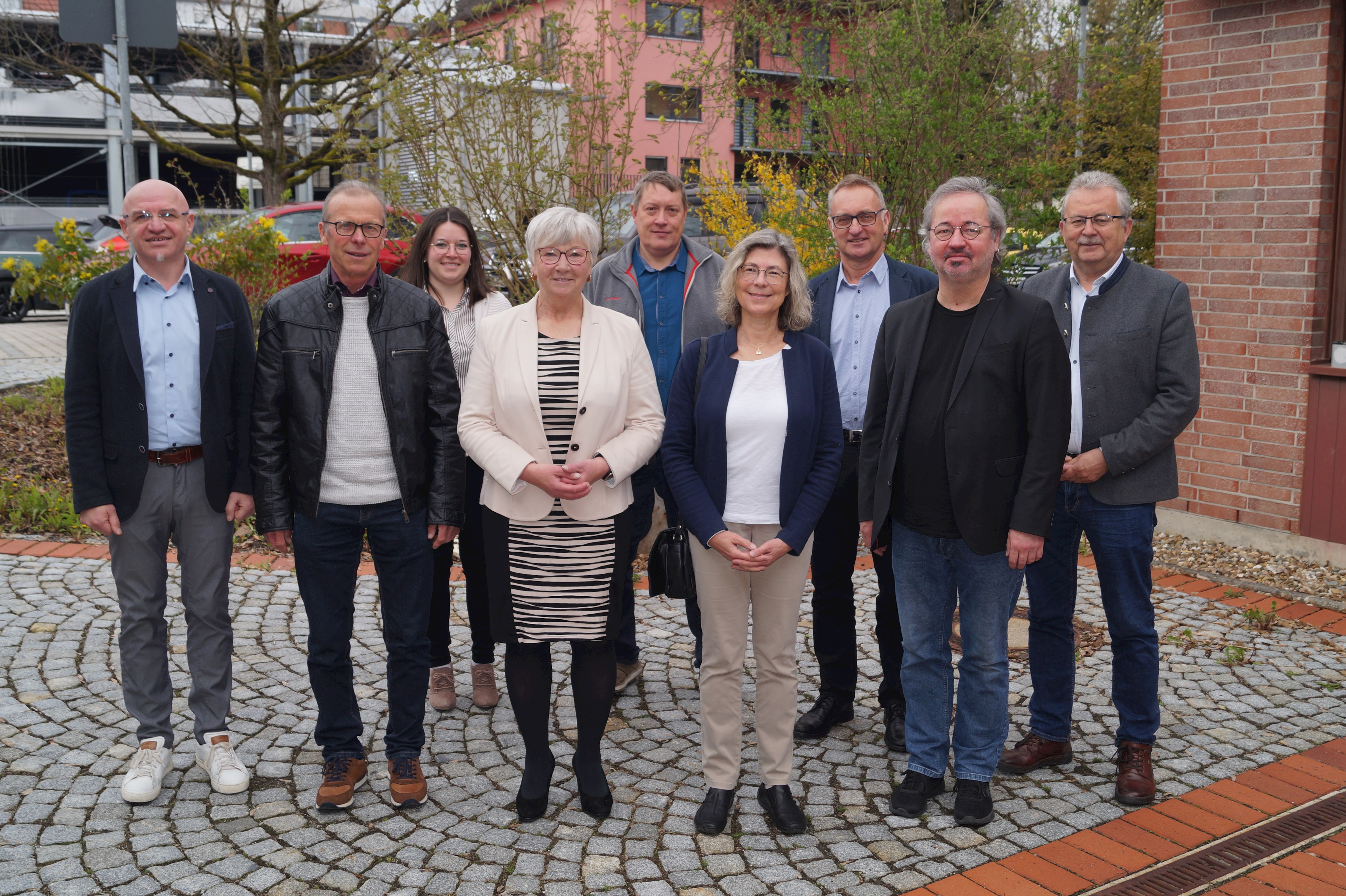 Die Geehrten und Verabschiedeten Peter Wolf, Irmgard Reinisch, Dr. Beate Biermaier und Stefan Lang (vorne von links) mit Vorgesetzten, Personalverwaltung, Personalrat und Landrat Josef Laumer (ganz rechts) stehen vor dem Landratsamt.