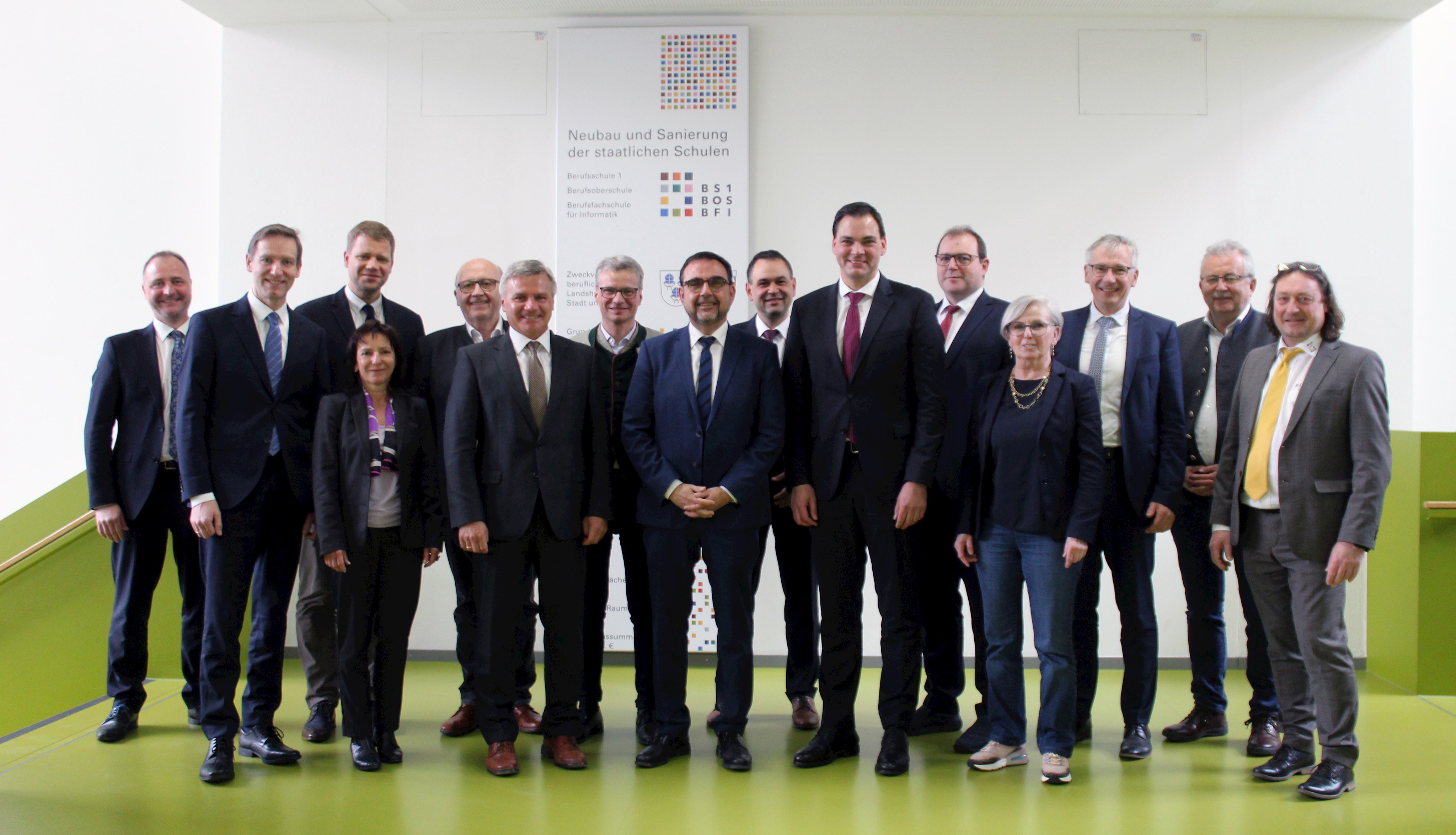Die niederbayerischen Landräte und Landrätin gemeinsam mit Staatsminister Holetschek beim Gruppenfoto nach der Tagung in Landshut.