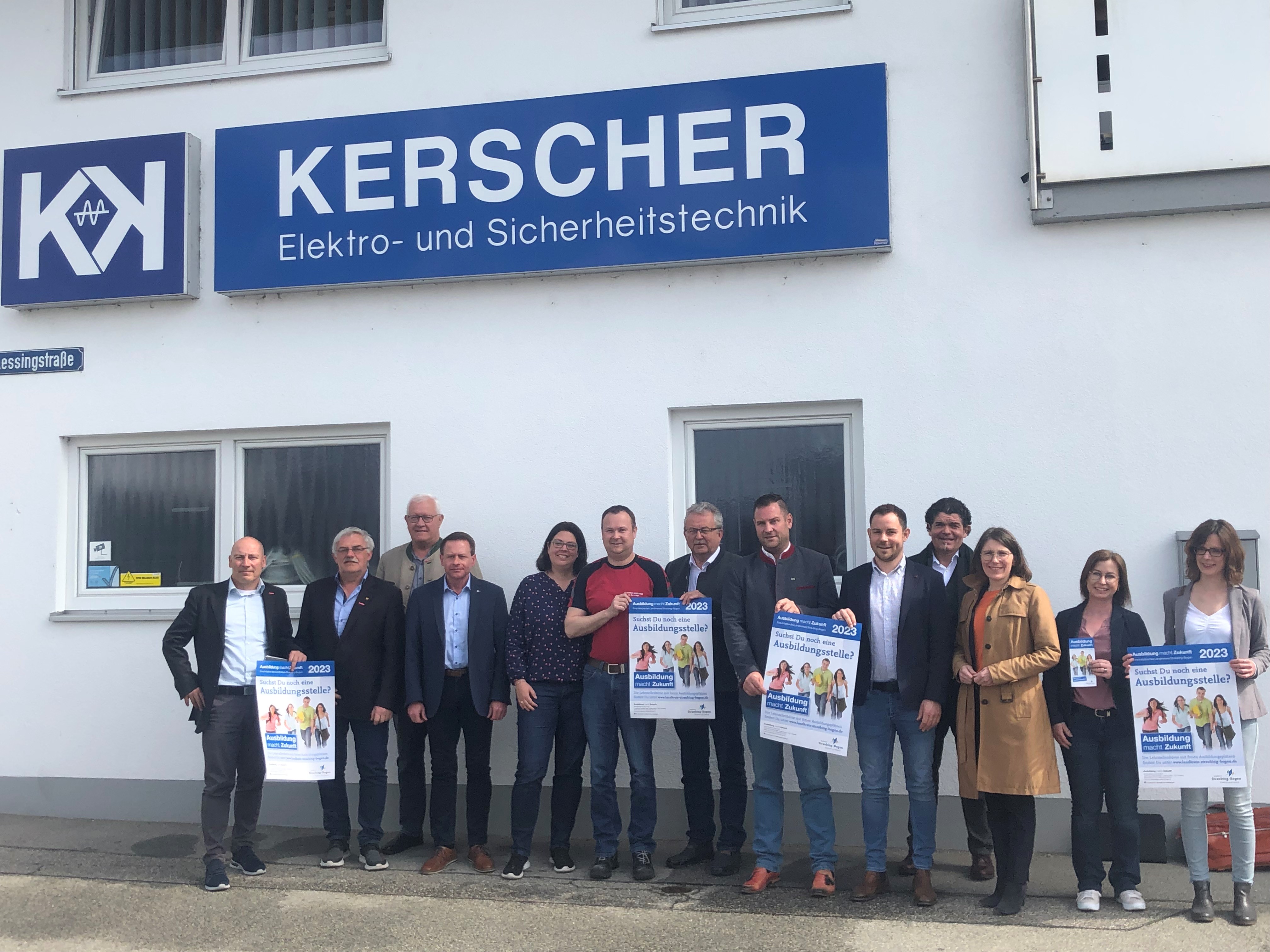 Die Teilnehmerinnen und Teilnehmer an der Auftaktveranstaltung vor dem Betrieb der Firma Kerscher.