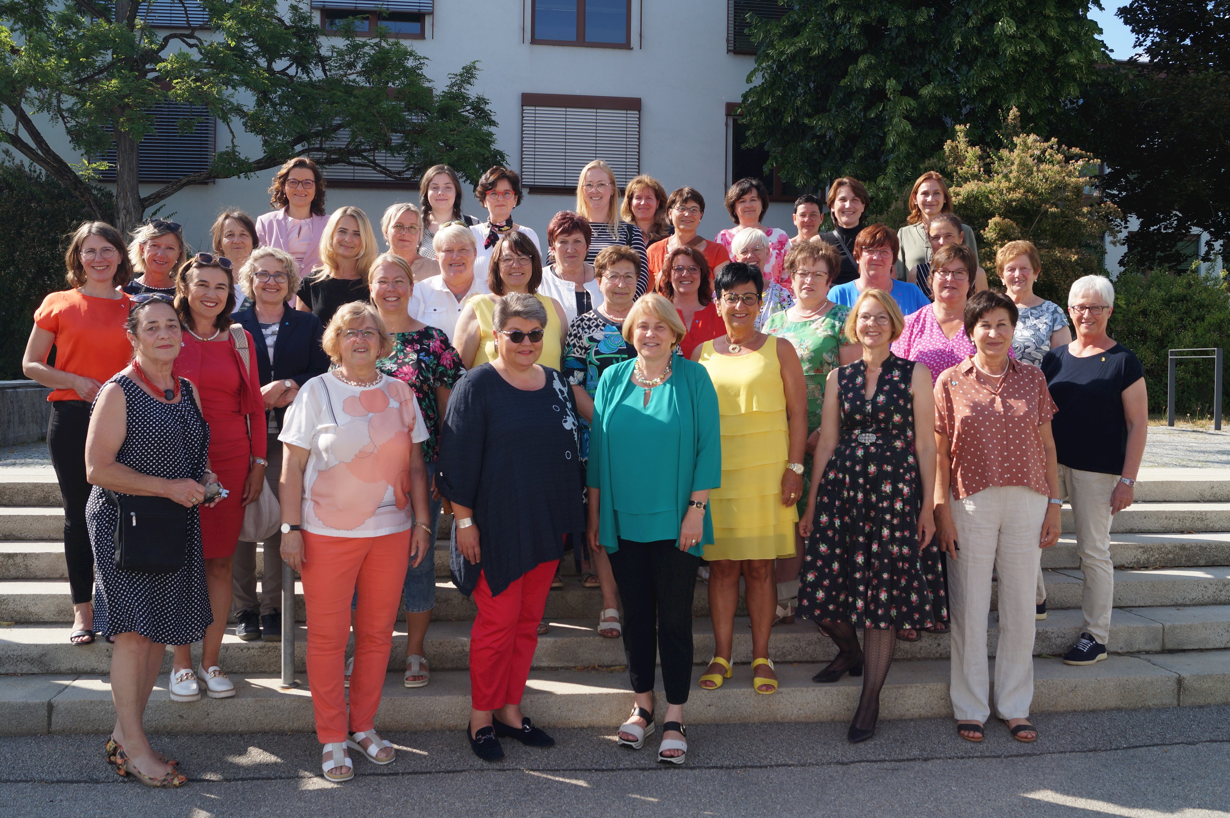 Die Kommunalpolitikerinnen stehen beim Gruppenfoto vor dem Landratsamt.