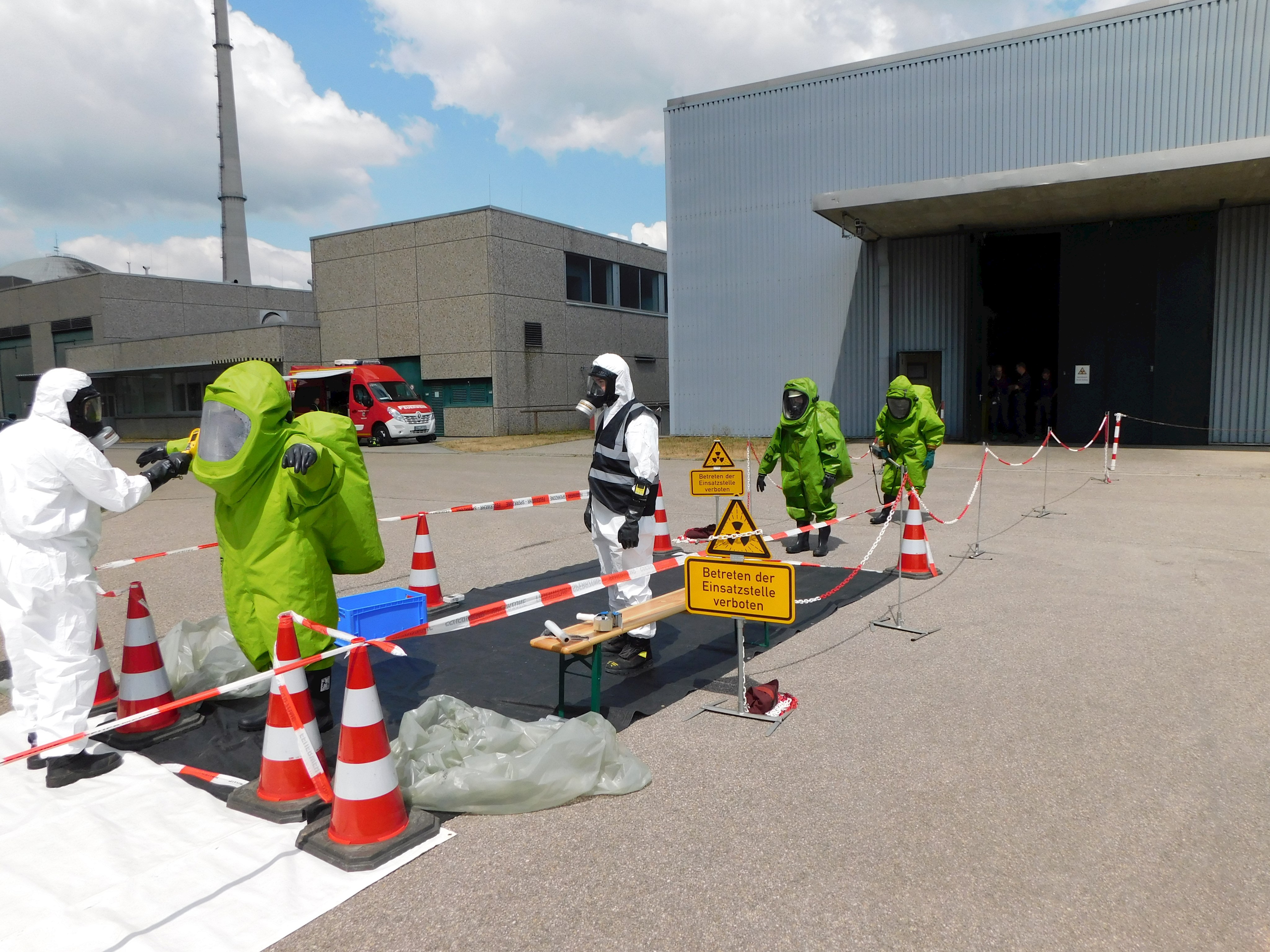 Die Mitglieder des Gefahrgutzug der Feuerwehr bei ihrer Übung auf dem Gelände des Kernkraftwerks.