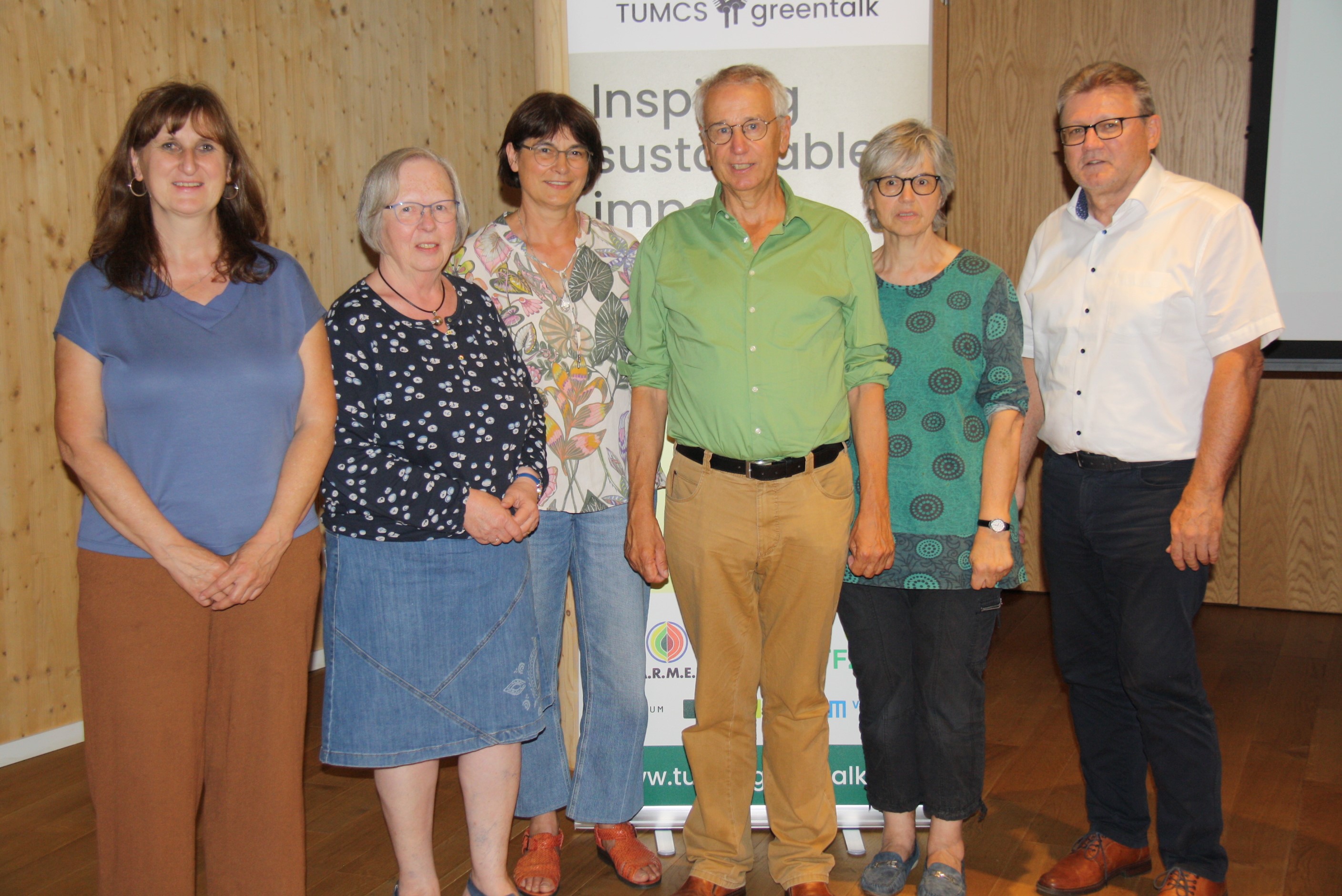 Beate Frank, Maria Birkeneder, Martina Kögl-Wiethaler (von links) und Klaus Achatz (ganz rechts) von der Fairtrade-Steuerungsgruppe des Landkreises gemeinsam mit Dieter Overath und der Sprecherin der Fairtrade-Steuerungsgruppe der Stadt Straubing, Maria Stauber (2. von rechts) nach der Veranstaltung.