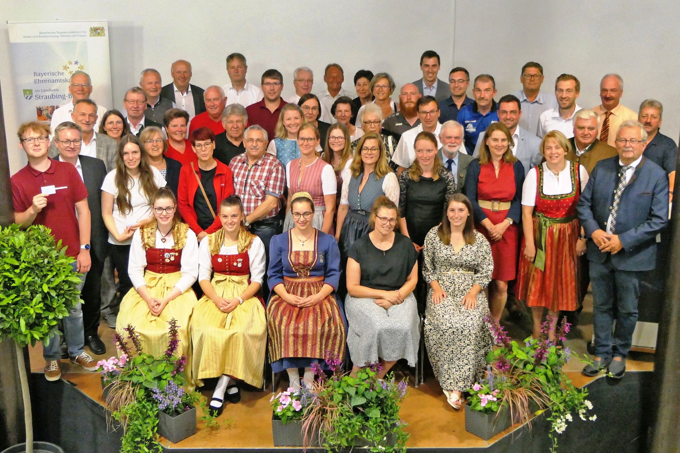 Ein Teil der Geehrten steht mit den Ehrengästen auf der Bühne im Kulturforum Oberalteich.