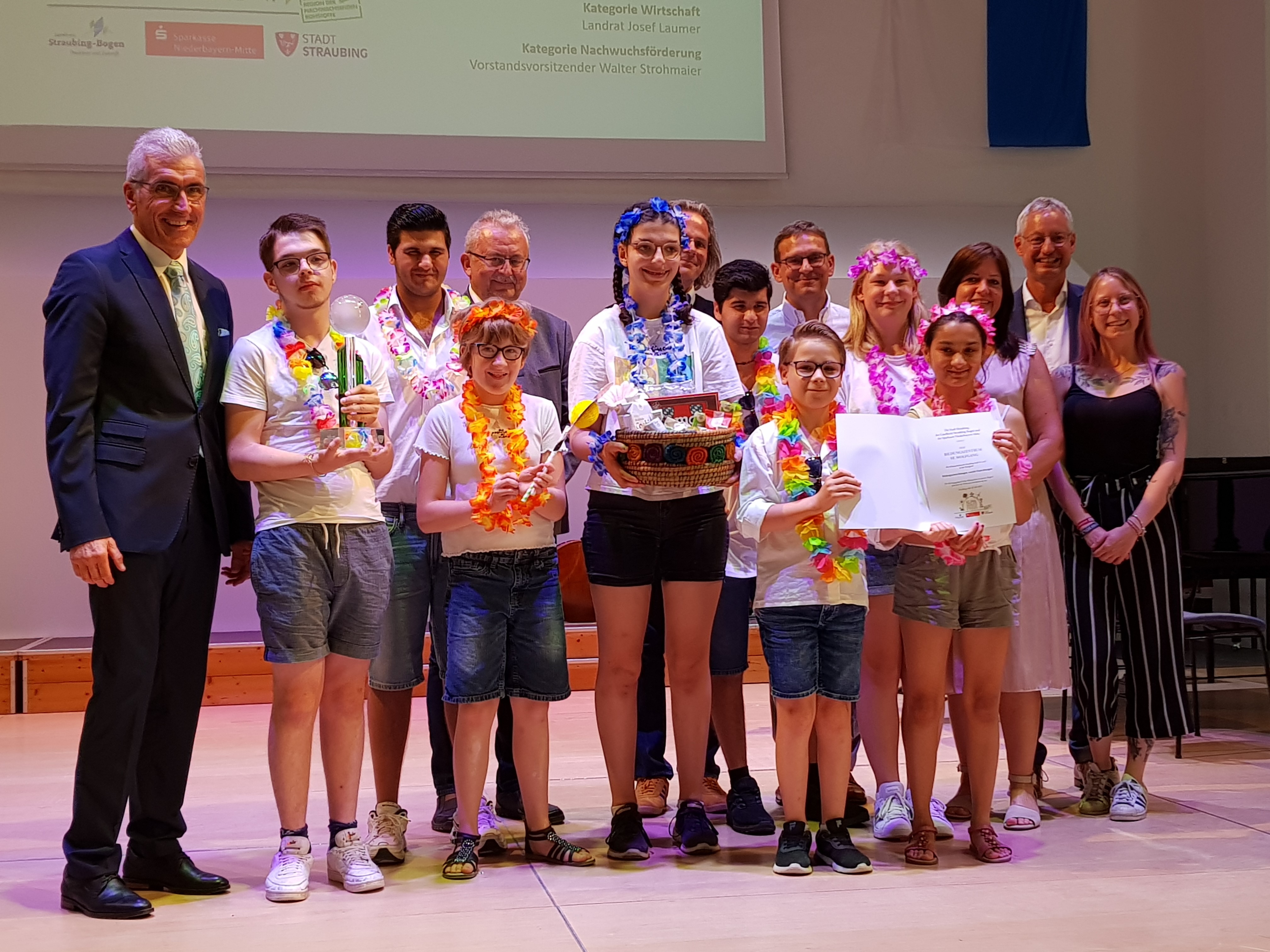 Der Klimaschutzpreis wird auf der Bühne an das Bildungszentrum St. Wolfgang übergeben.