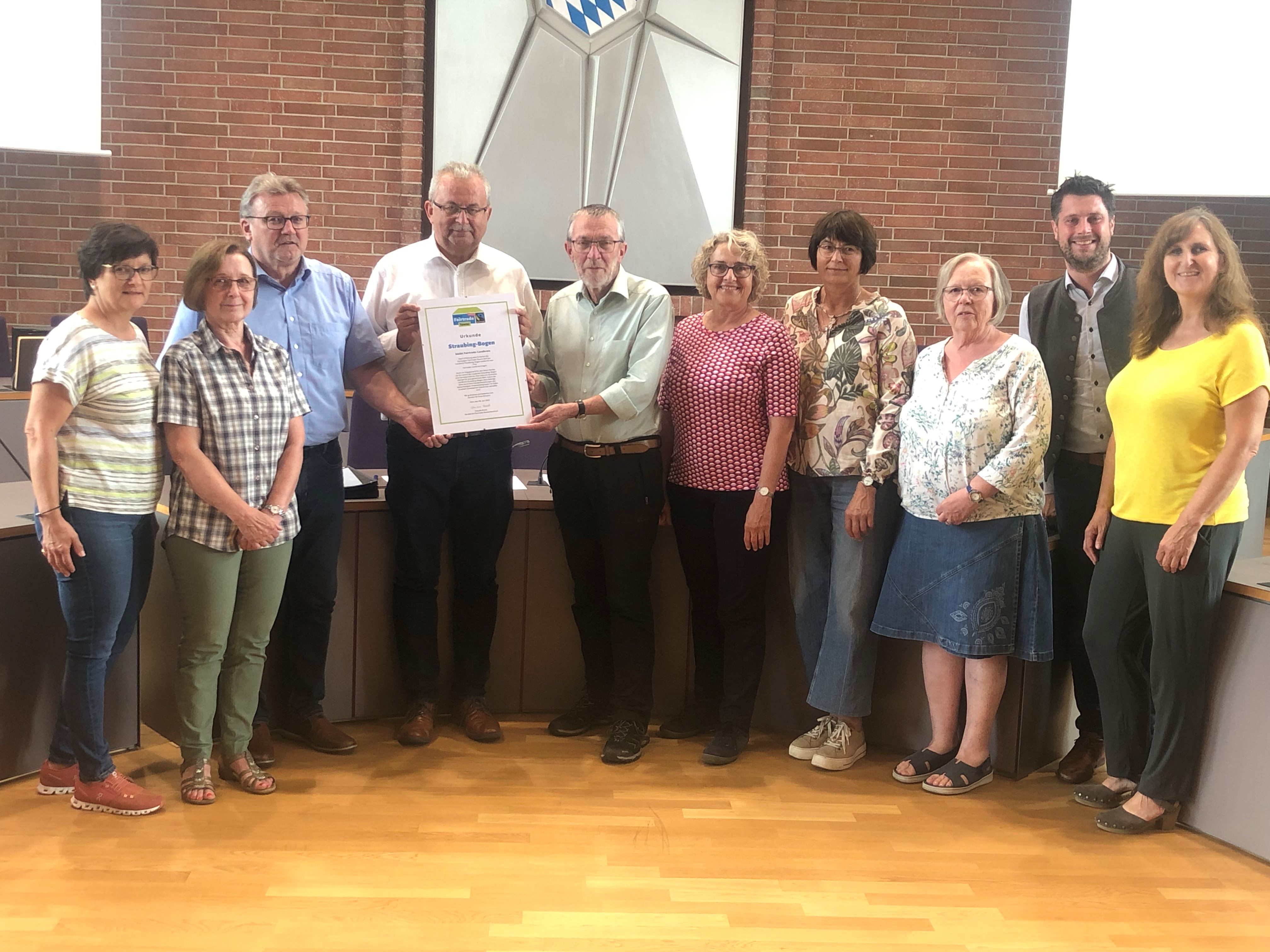 Mitglieder der Steuerungsgruppe bei der Urkundenübergabe an Landrat Josef Laumer und Sprecher Bernhard Suttner durch Koordinator Klaus Achatz im Großen Sitzungssaal des Landratsamtes.