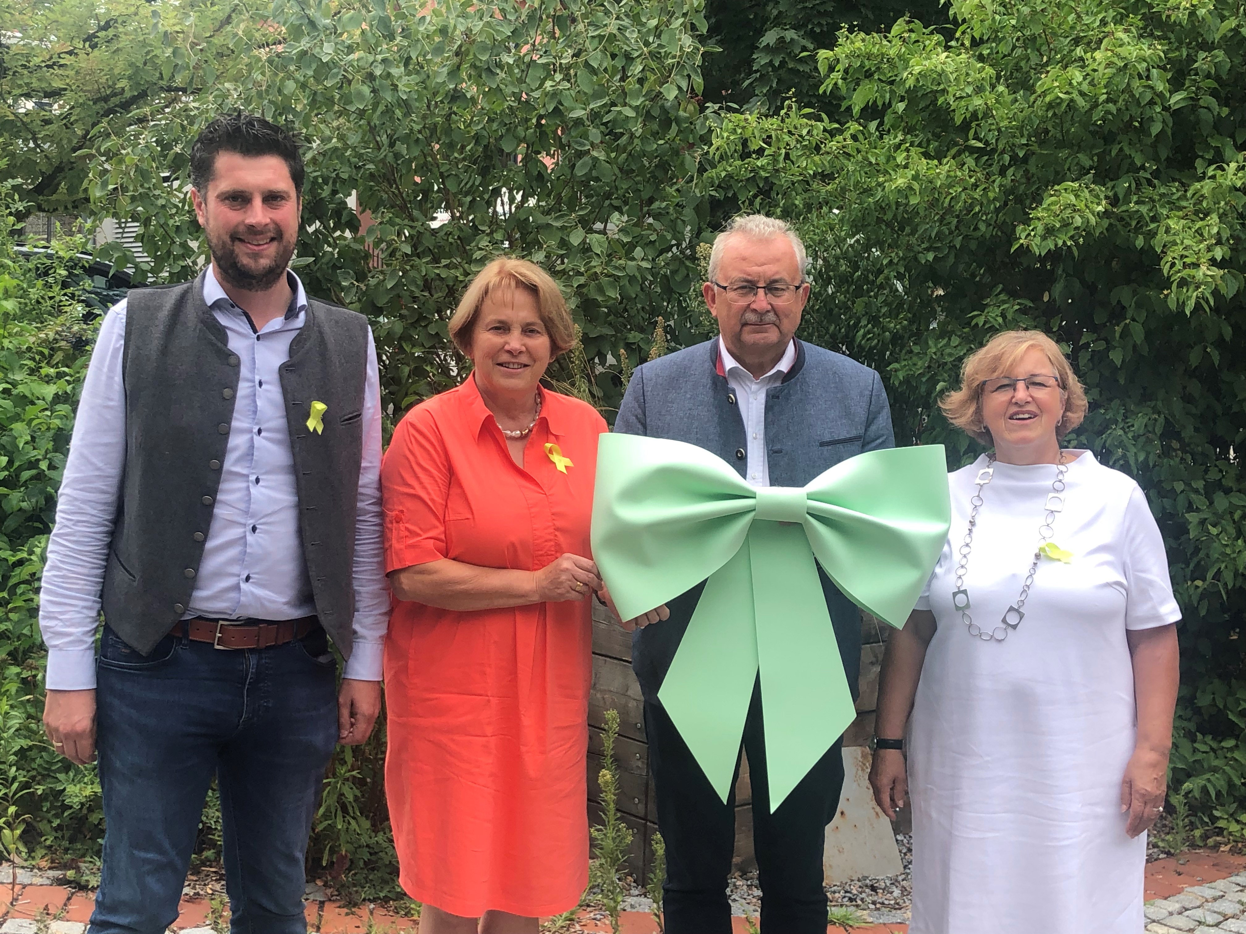 Auch Landrat Josef Laumer mit seinen Stellvertreterinnen und Stellvertretern Andreas Aichinger, Barbara Unger und Martha Altweck-Glöbl beteiligt sich an der Aktion mit der grünen Schleife.