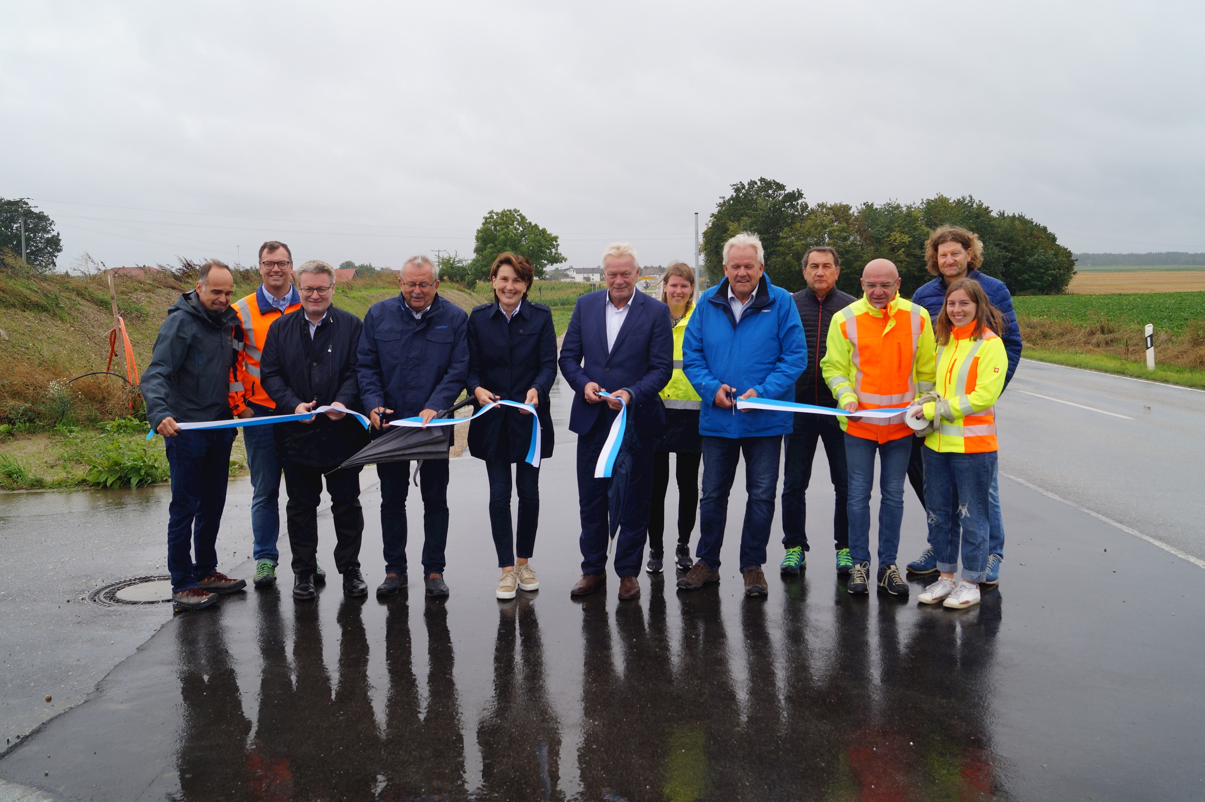 Die Vertreterinnen und Vertreter von Politik, Verwaltung und beteiligten Firmen bei der offiziellen Verkehrsfreigabe am Ortsende in Wiesendorf.