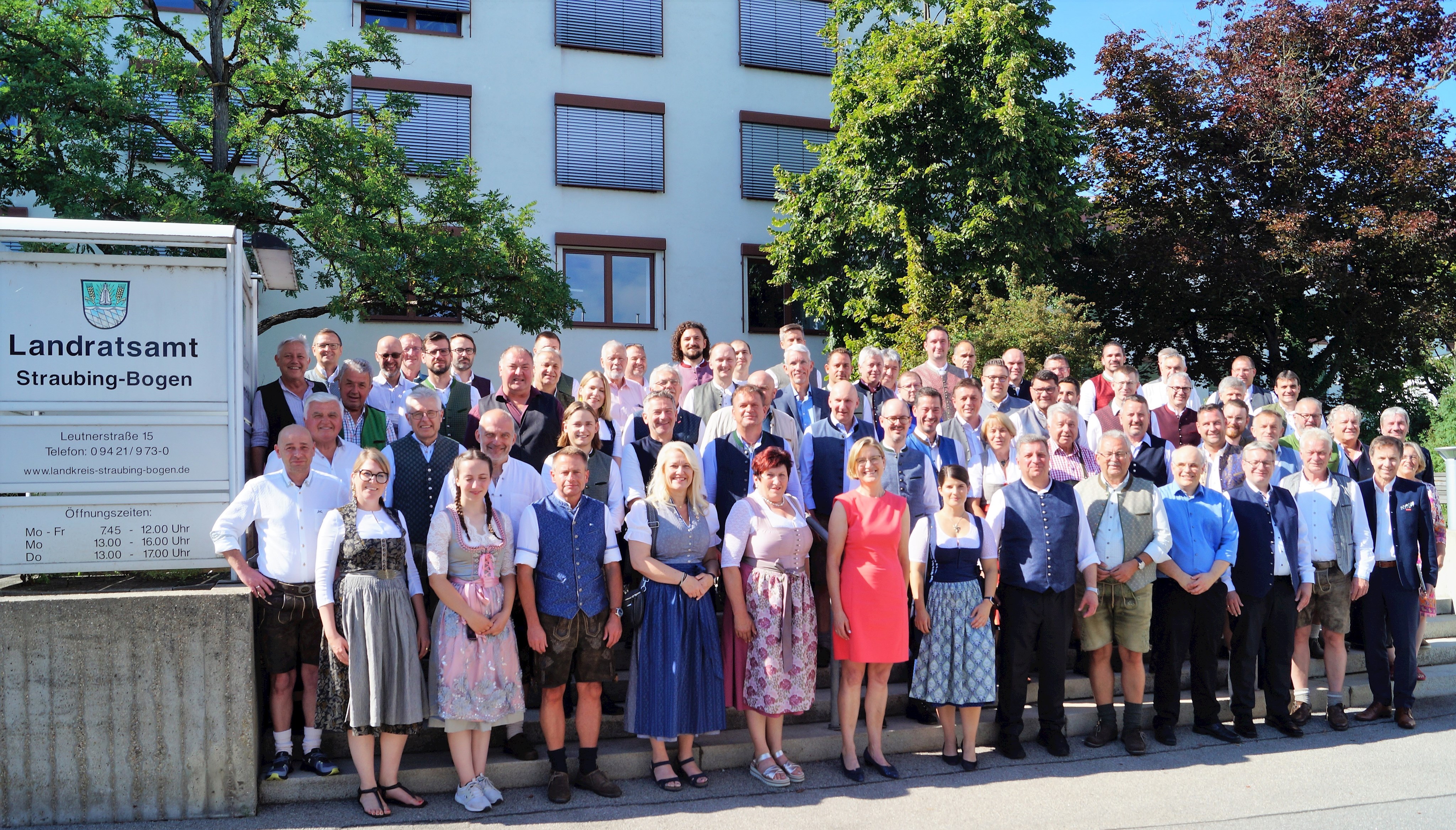 Gruppenfoto der Teilnehmenden vor dem Landratsamt