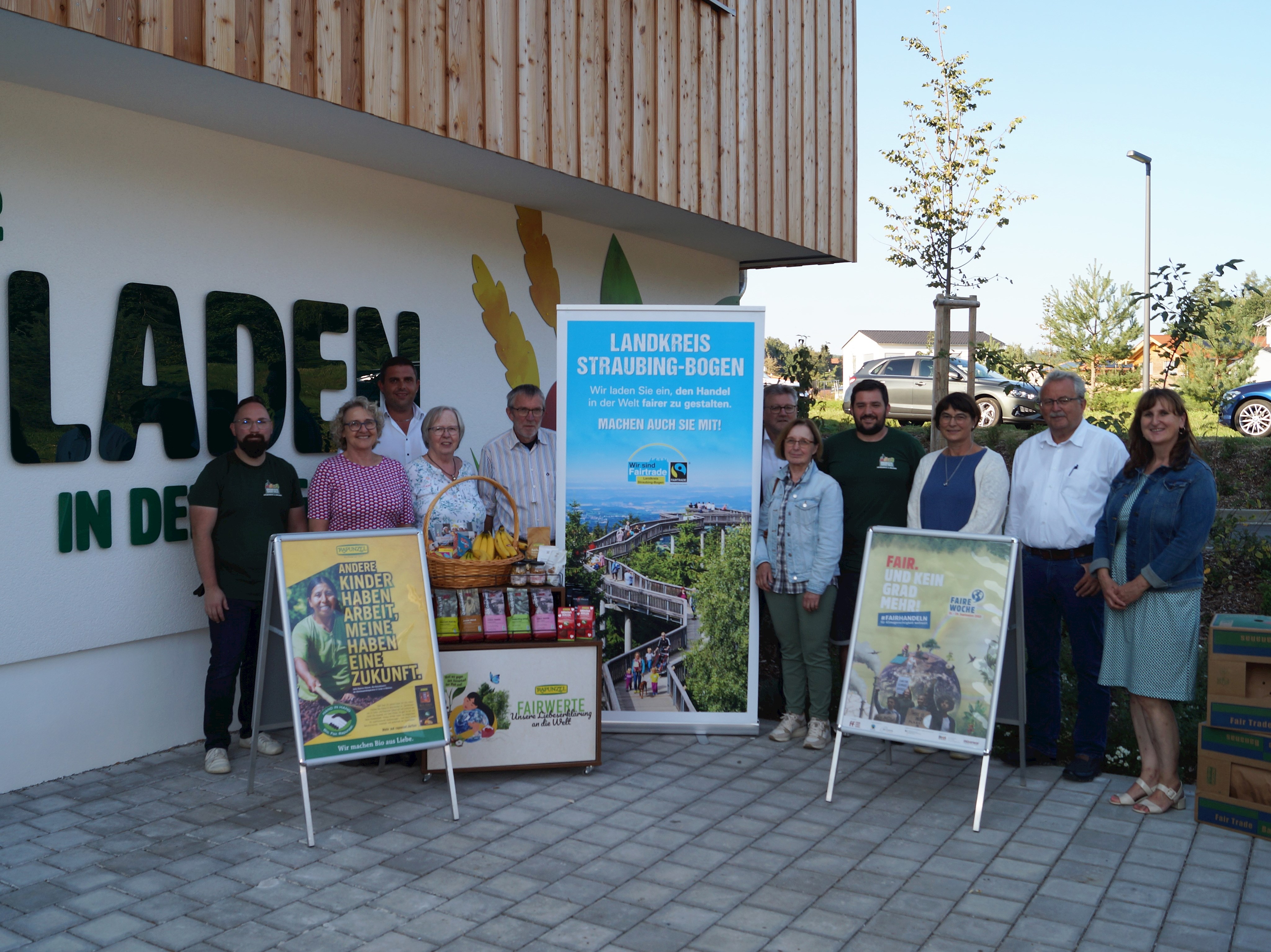 Die Teilnehmerinnen und Teilnehmer an der Auftaktveranstaltung der Fairen Woche vor der Ökokiste in Saulburg.