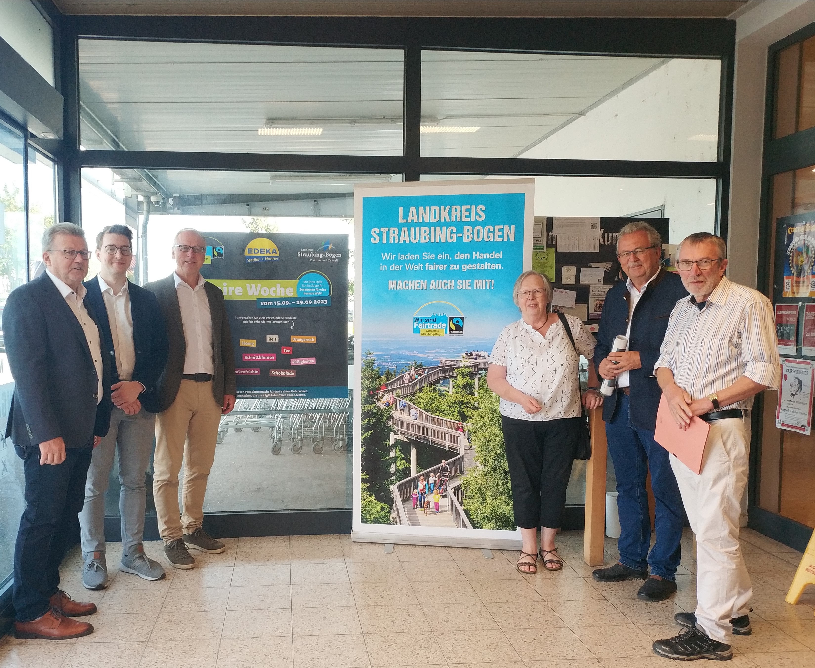 Klaus Achatz (Koordinator Steuerungsgruppe), Ben Kusserow (Assistent der Geschäftsführung), Stephan Stadler (Geschäftsführer), Maria Birkeneder (Steuerungsgruppe), Landrat Josef Laumer und Bernhard Suttner (Sprecher Steuerungsgruppe) vor dem Gebäude von Edeka Stadler.