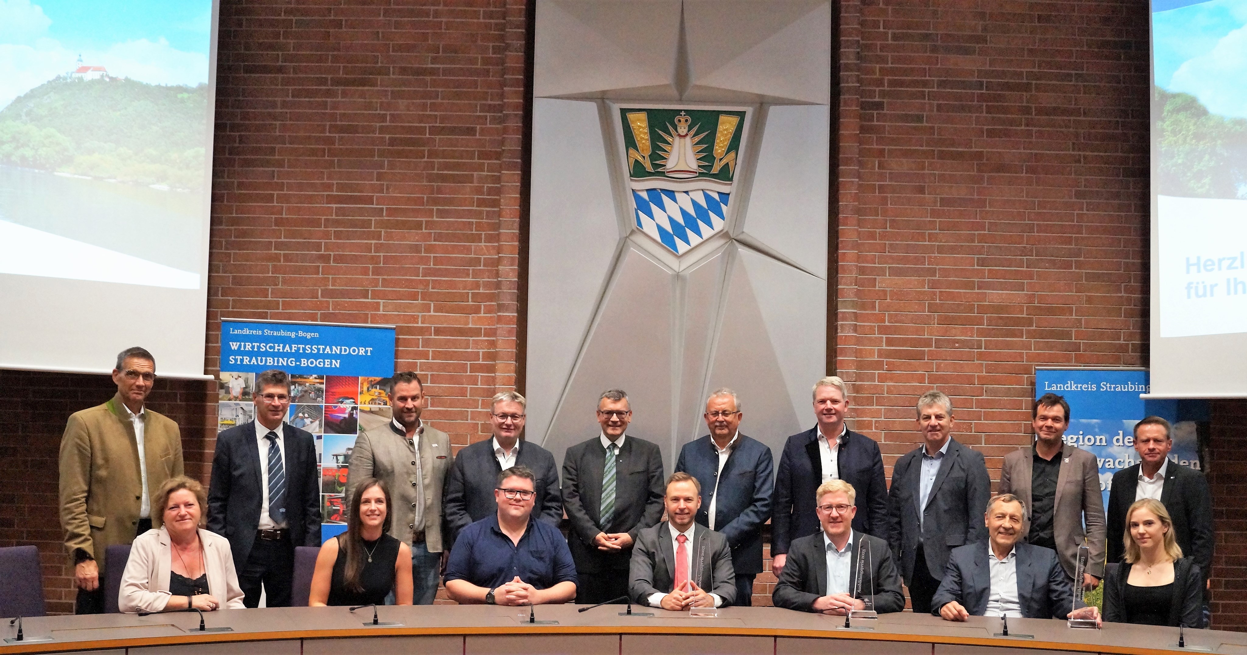 Ausbildungspreis Gruppenfoto.JPG Die Gewinner des Ausbildungspreises in den drei Kategorien sitzen im Großen Sitzungssaal des Landratsamtes, dahinter stehen die Ehrengäste.